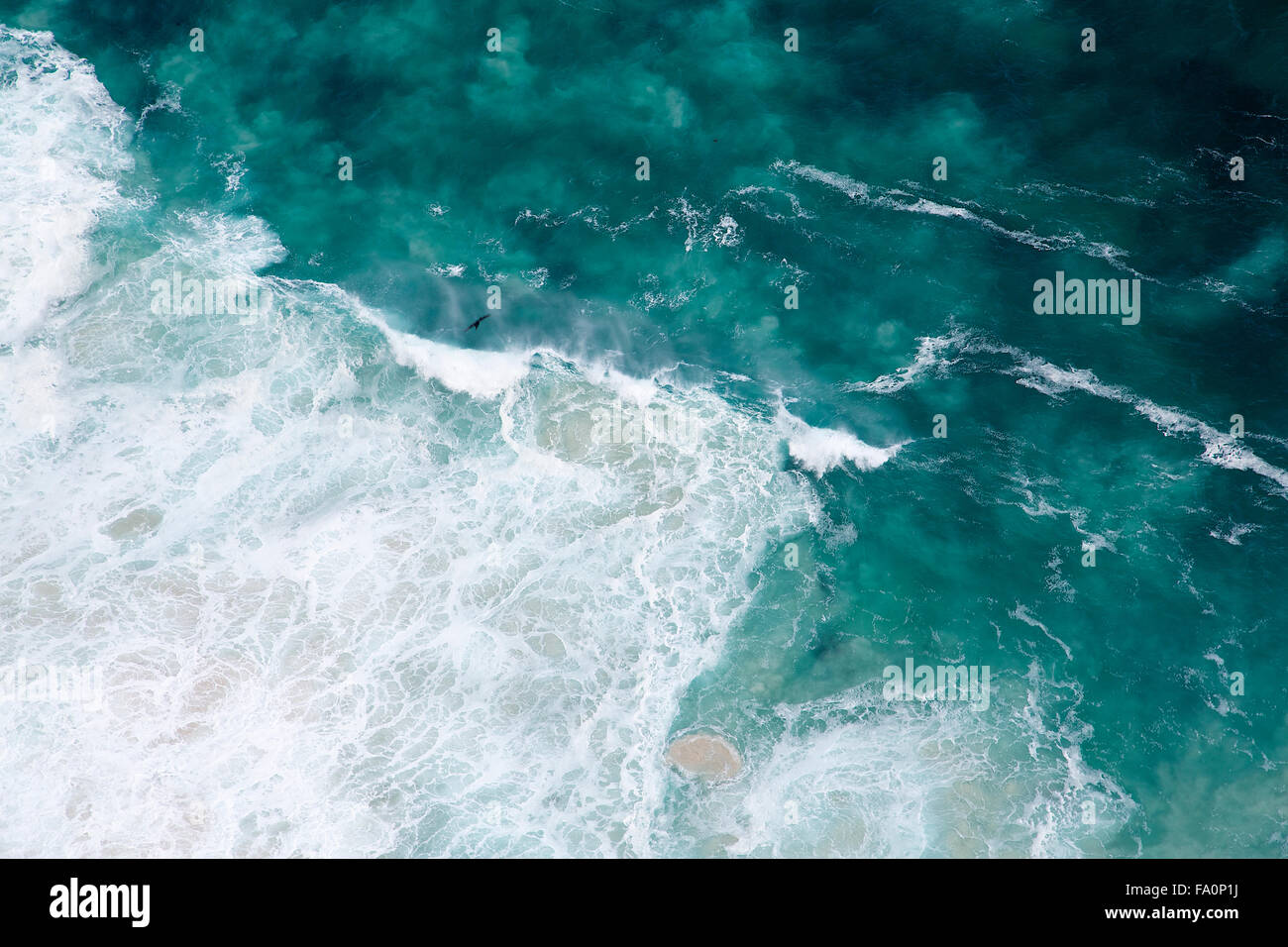 Une vue aérienne de la configuration formée par les vagues se briser contre la côte à la pointe du Cap en Afrique du Sud Banque D'Images