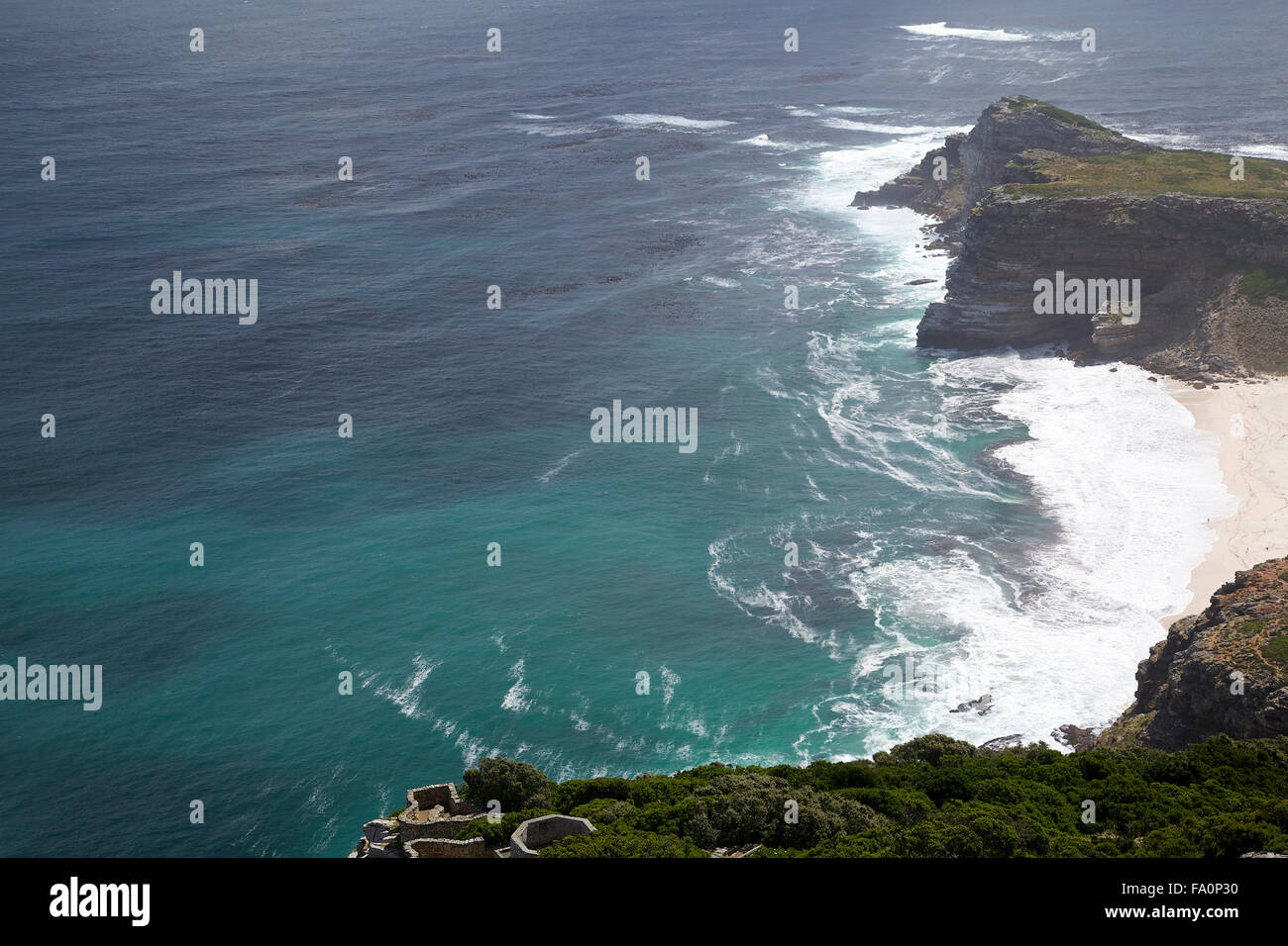 Une vue aérienne de la côte de Cape Point comme les vagues frapper la plage rocheuse Banque D'Images