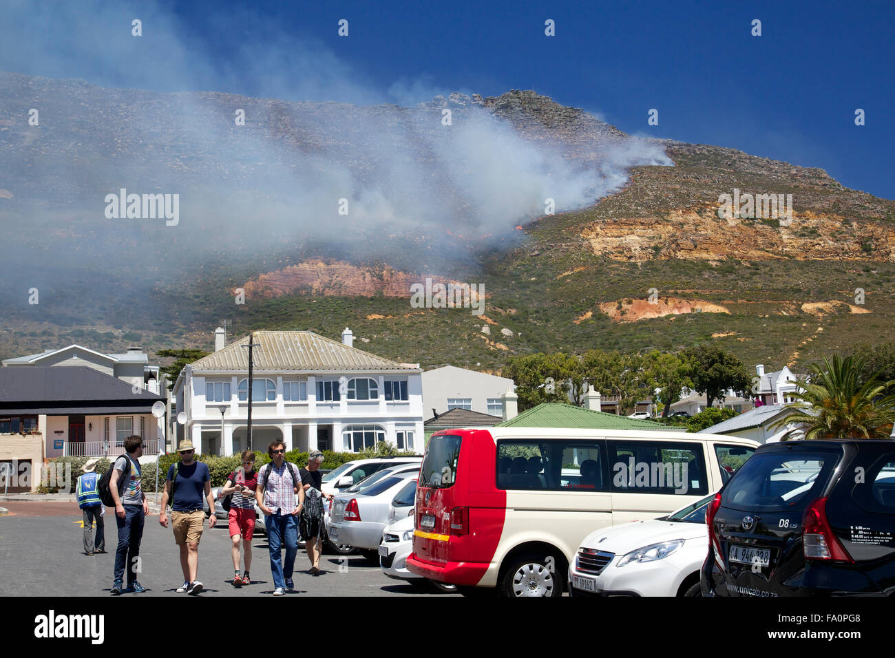 Une montagne de feu dans Simon's Town en Afrique du Sud vue depuis le parking à proximité de la plage de Boulder sait de pingouins africains Banque D'Images