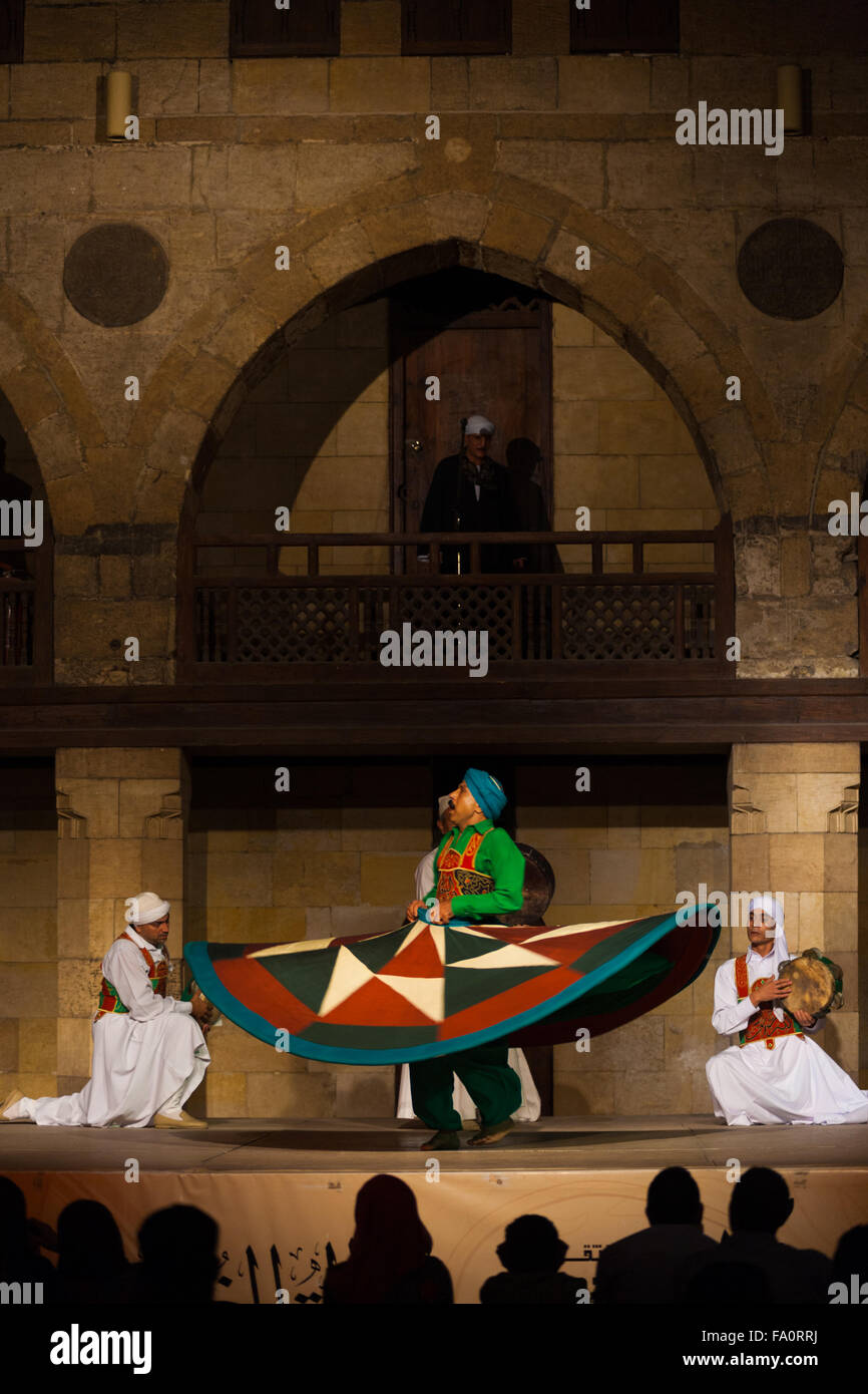 Un danseur Soufi en vert spinning sa robe lors d'un derviche tourneur, d'une célèbre attraction touristique, à l'Al Ghouri Banque D'Images