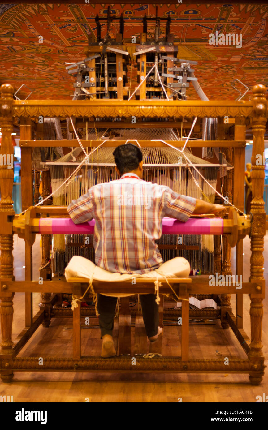 L'arrière de l'homme Indien non identifiés en sari traditionnel en bois sur métier à tisser manuel Banque D'Images