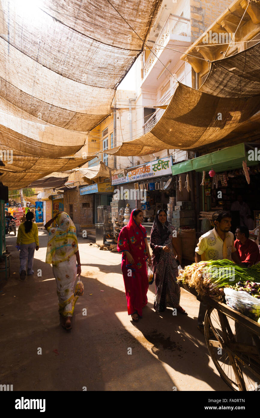 Les Indiens entrez le main bazaar et du marché local à l'ombre contre le soleil l'après-midi, à la base du Fort Jaislamer Banque D'Images