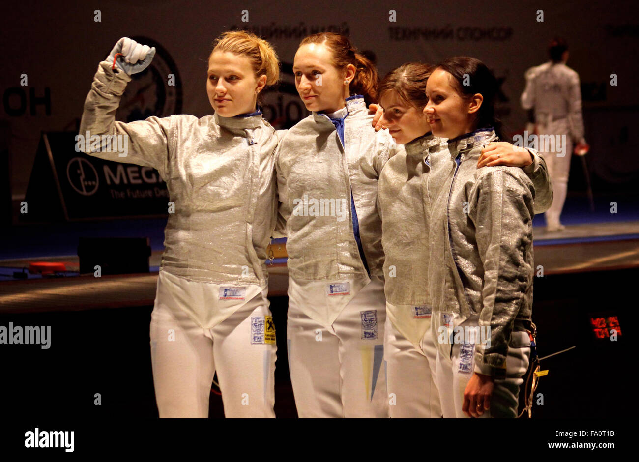 Kiev, UKRAINE - le 13 avril 2012 : l'Ukraine au cours de l'équipe de sabre National Championnats du monde d'escrime. De gauche à droite : Olga Kharlan, Olga Zhovnir, Galyna Pundyk, Olena Khomrova Banque D'Images