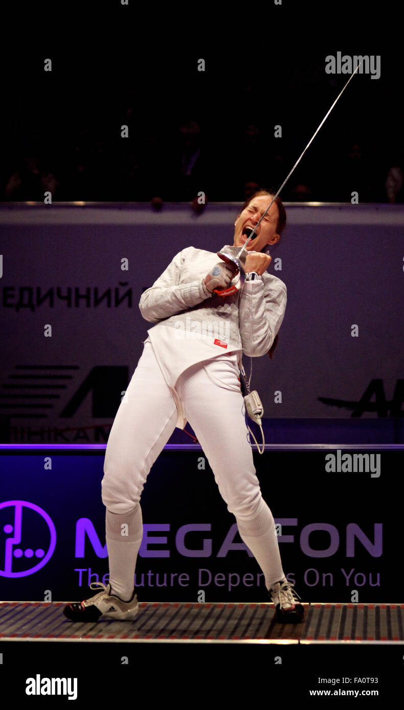Kiev, UKRAINE - le 13 avril 2012 : Sofia Velikaya réagit après la Russie bat de l'Ukraine au cours de l'équipe de sabre femmes match final de la Banque D'Images