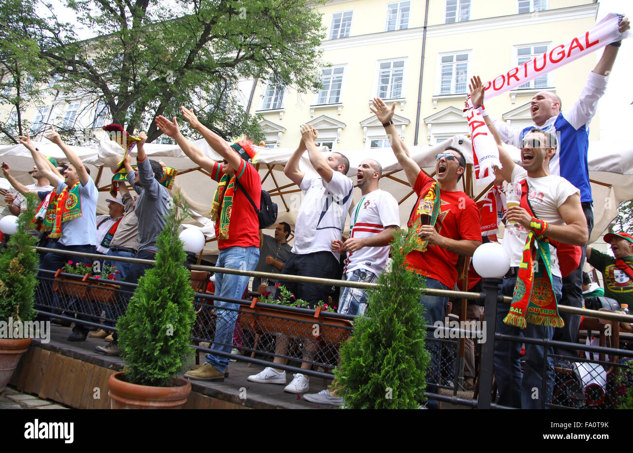 LVIV, UKRAINE - juin 9, 2012 : l'équipe de football du Portugal de supports à pied sur un rues de Lviv city avant le match contre l'UEFA EURO 2012 Banque D'Images