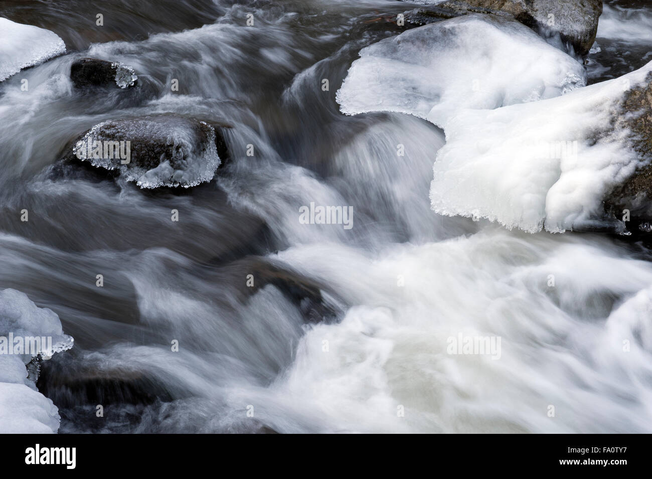 Cours d'un ruisseau gelé en hiver allemagne europe Banque D'Images