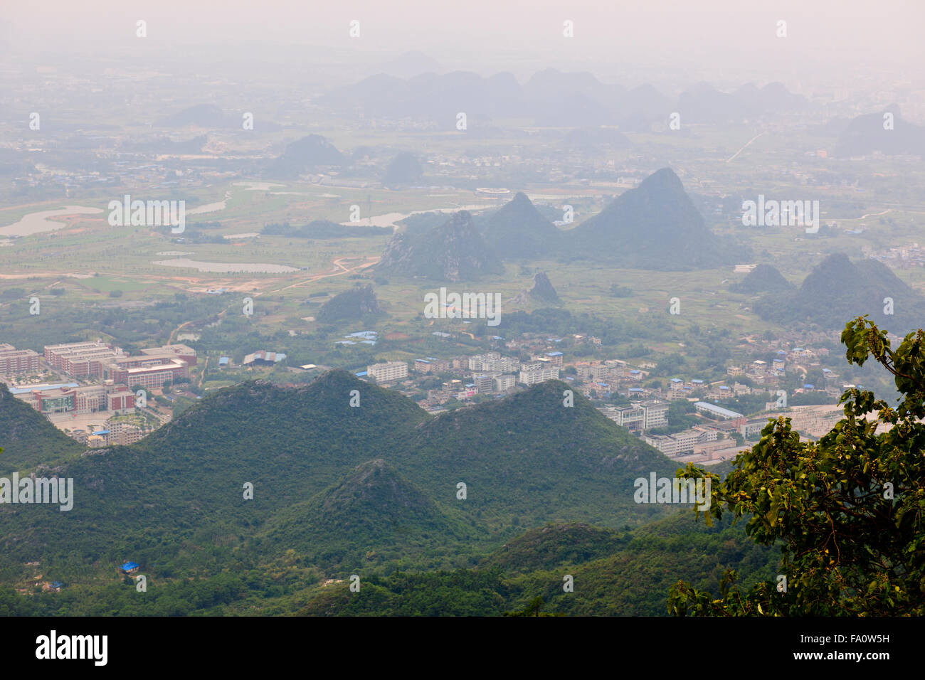 Le téléphérique de la montagne de Yao,pics calcaires,l'une des zones touristiques les plus populaires Lacs,région autonome Zhuang du Guangxi,Chine,PRC,Guillin Banque D'Images Le téléphérique de la montagne de Yao,pics calcaires,l'une des zones touristiques les plus populaires Lacs,région autonome Zhuang du Guangxi,Chine,PRC,Guillin Banque D'Images