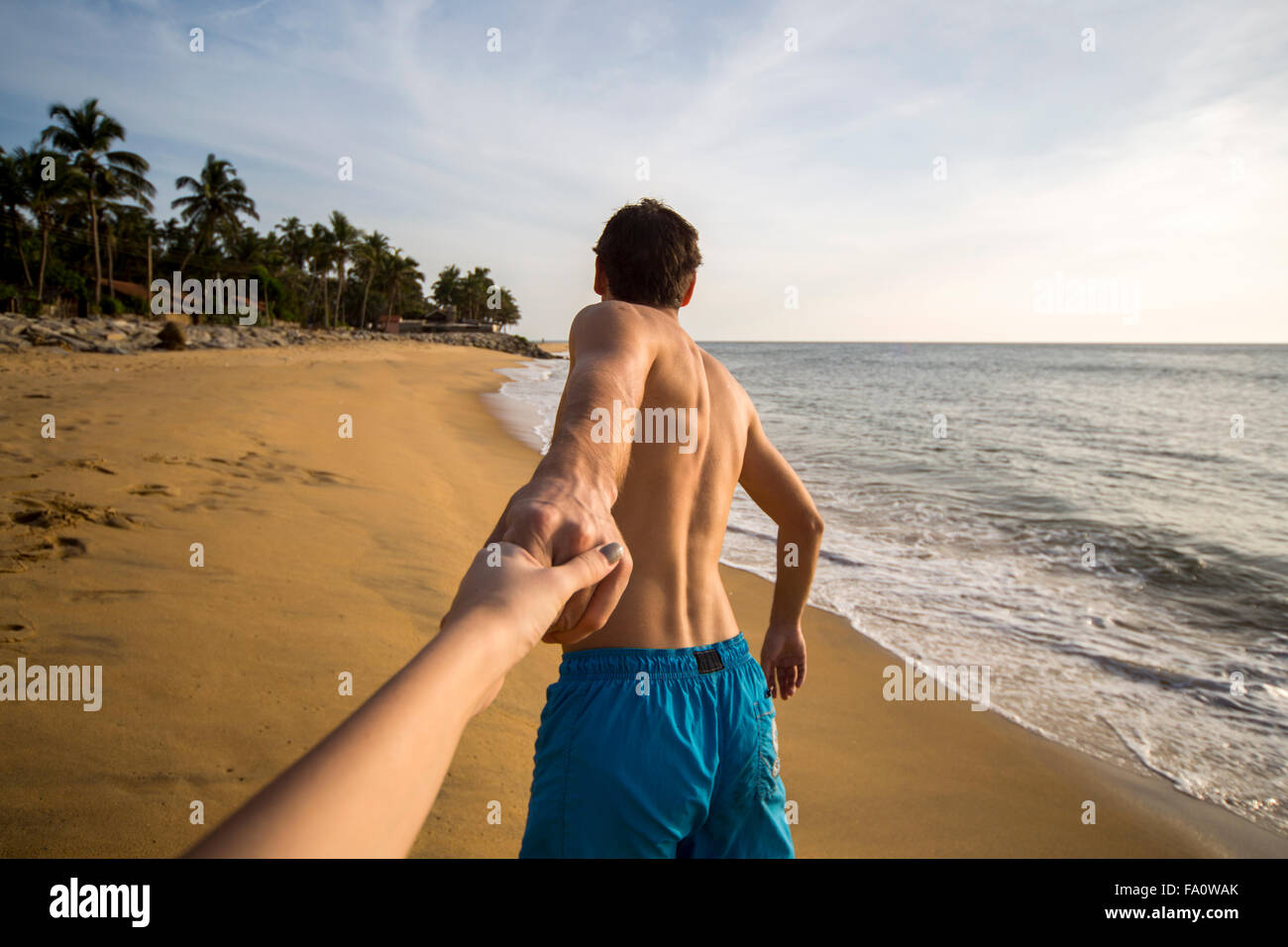 Beau jeune homme sur la plage Banque D'Images