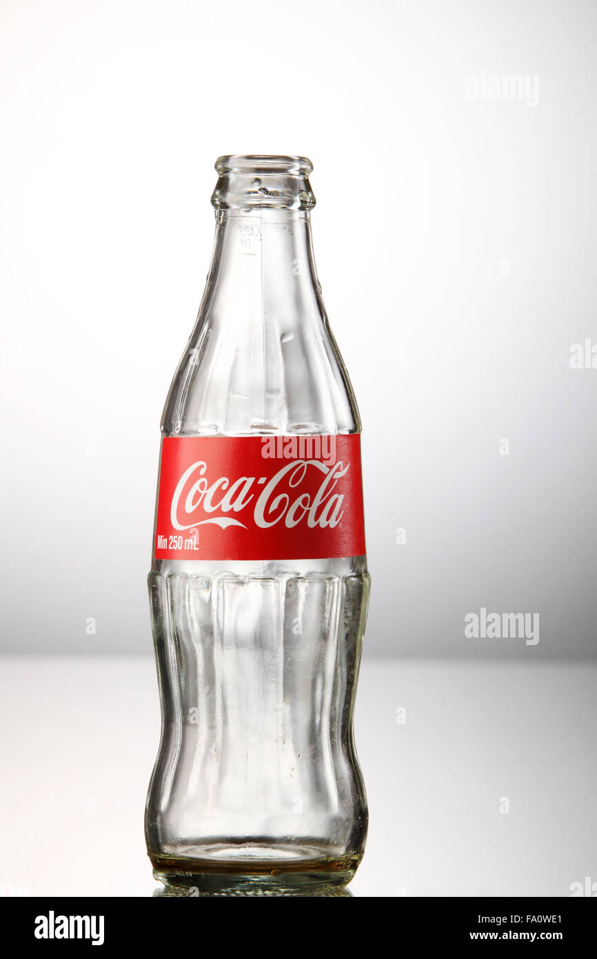 Bouteille de coca cola vide Banque de photographies et d'images à haute