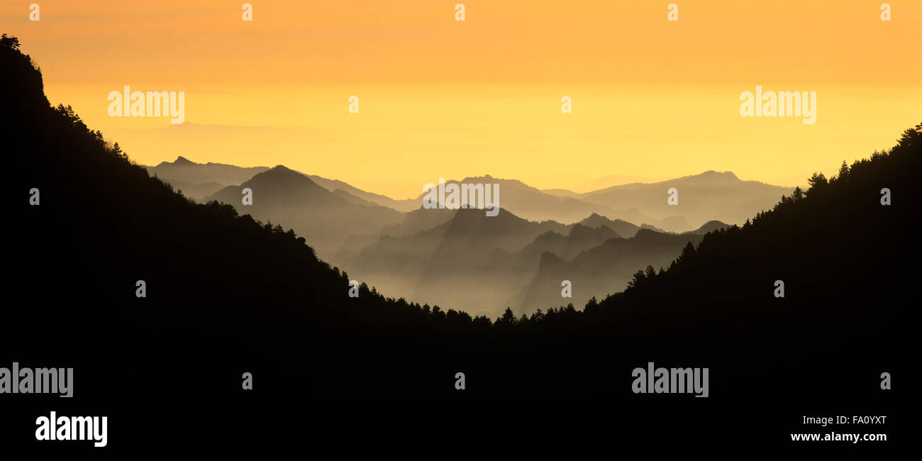 Les crêtes des montagnes dans la brume dans la Vallée de Peguera, Cercs, Pyrénées, Berguedà, Catalogne, Espagne Banque D'Images