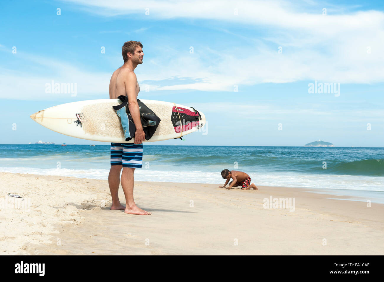 RIO DE JANEIRO, Brésil - 22 octobre 2015 : surfer brésilien se distingue avec des conditions de surf à la plage d'Ipanema à sur. Banque D'Images