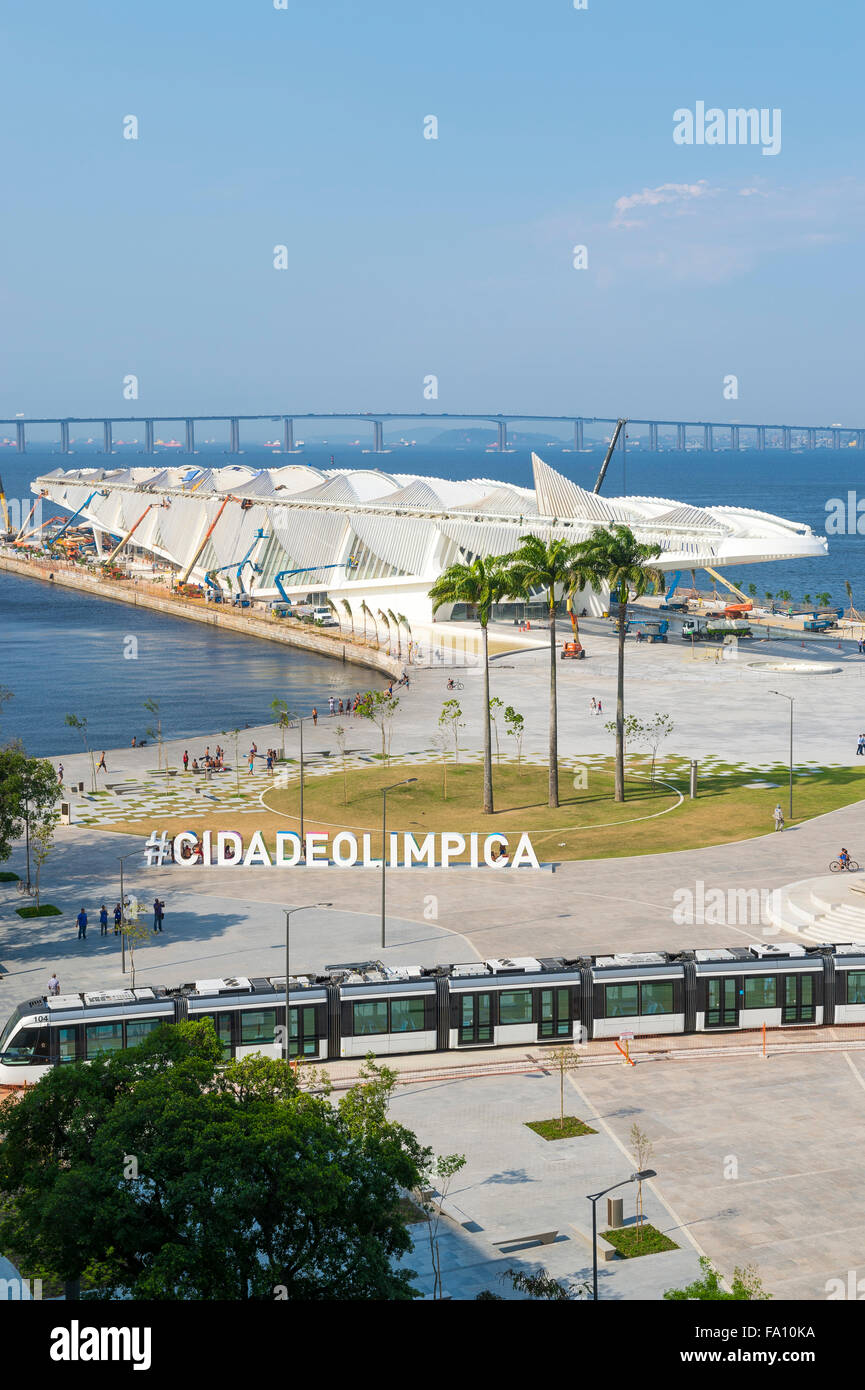 RIO DE JANEIRO, Brésil - 16 octobre 2015 : grand panneau n° CIDADEOLIMPICA (ville Olympique) situés dans la nouvelle zone portuaire de Porto Maravilha Banque D'Images