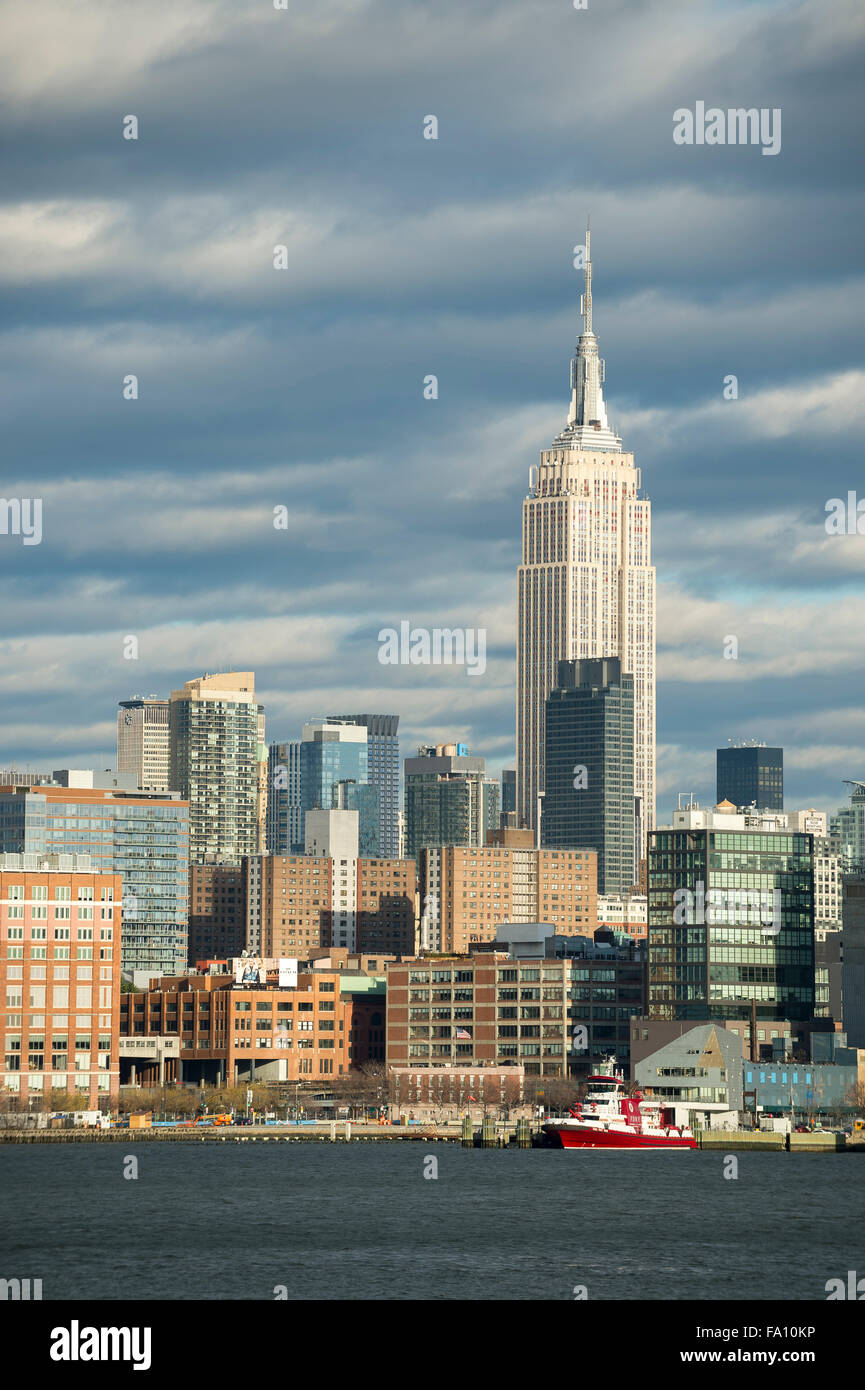 Paysage pittoresque vue de la Manhattan skyline de New York City à partir de la rivière Hudson sur la côte du New Jersey Banque D'Images