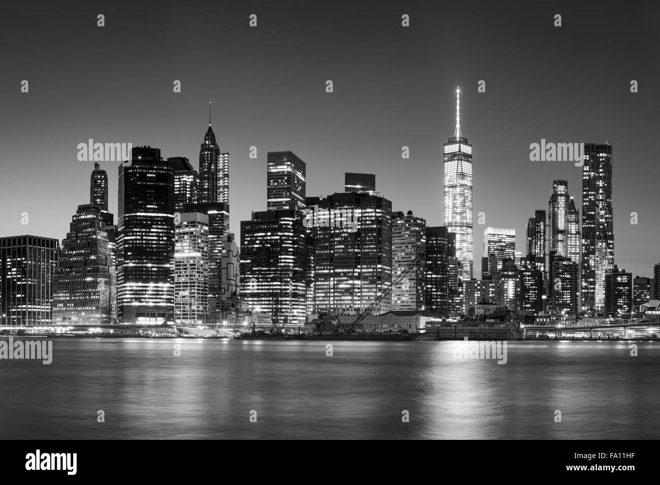 Noir & Blanc, vue sur la rivière de l'Est du quartier des gratte-ciel au crépuscule. Allumé en bas Manhattan skyline, New York City Banque D'Images