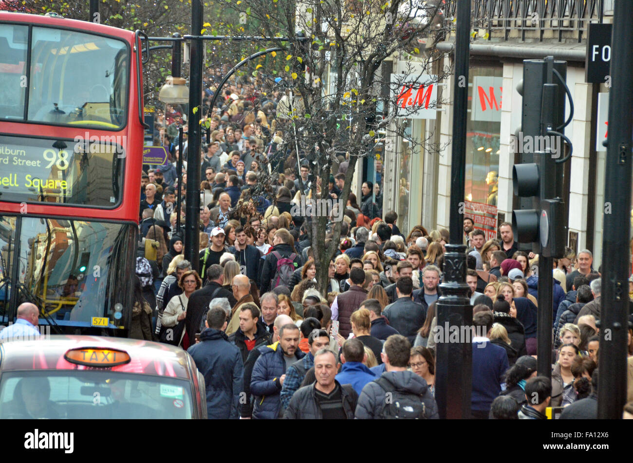 Londres, Royaume-Uni, 19 décembre 2015, la panique samedi les foules à Oxford street. Credit : JOHNNY ARMSTEAD/Alamy Live News Banque D'Images