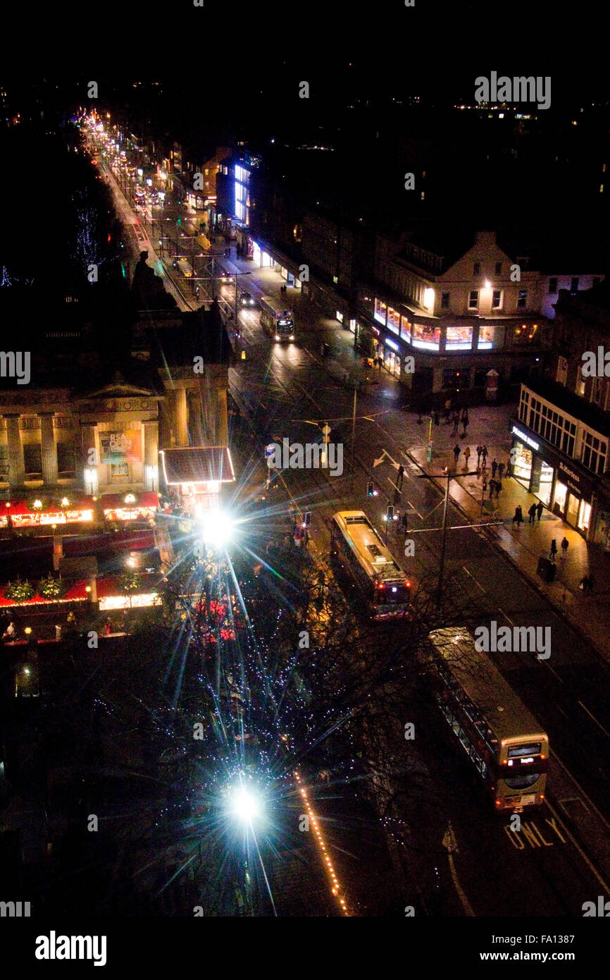 Une vue du marché de Noël, Princes Street, Edinburgh, Ecosse, Royaume-Uni Banque D'Images