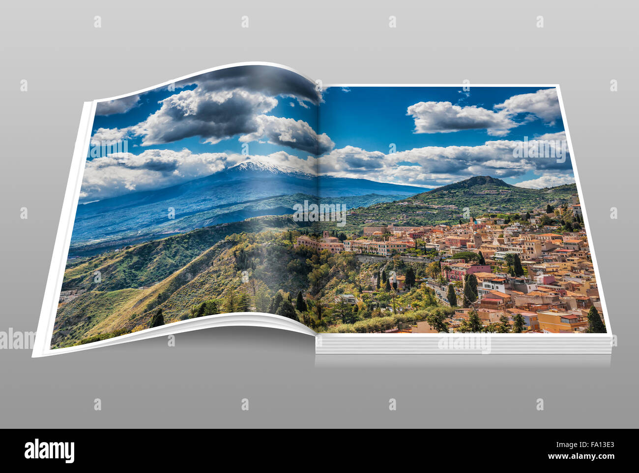 Vue sur la ville Taormina et l'Etna, province de Messine, Sicile, Italie, Europe Banque D'Images