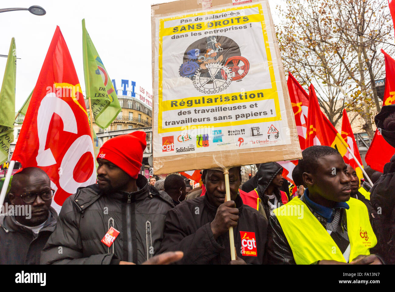 Paris, France. Foule d'immigrants africains, de migrants, d'hommes réfugiés, démonstration de « sans papiers », tenue d'une affiche de protestation militante française dans la rue « pas de travailleurs sans droits, régularisation maintenant », protestation sociale pour la justice, sans papiers Banque D'Images