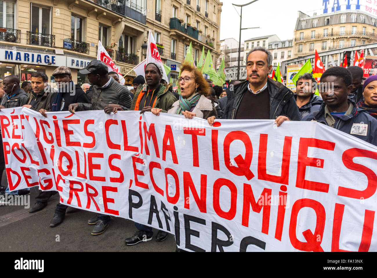 Paris, France. Une foule de militants d'ONG, marchant en faveur des immigrants, des migrants, des réfugiés, démonstration « sans papiers », bannière « climat, Économique, hommes réfugiés politiques, protestation activiste, immigrants internationaux, signe de protestation pacifique, les protestations soutiennent les droits d'immigration, les citoyens multiraciaux Banque D'Images