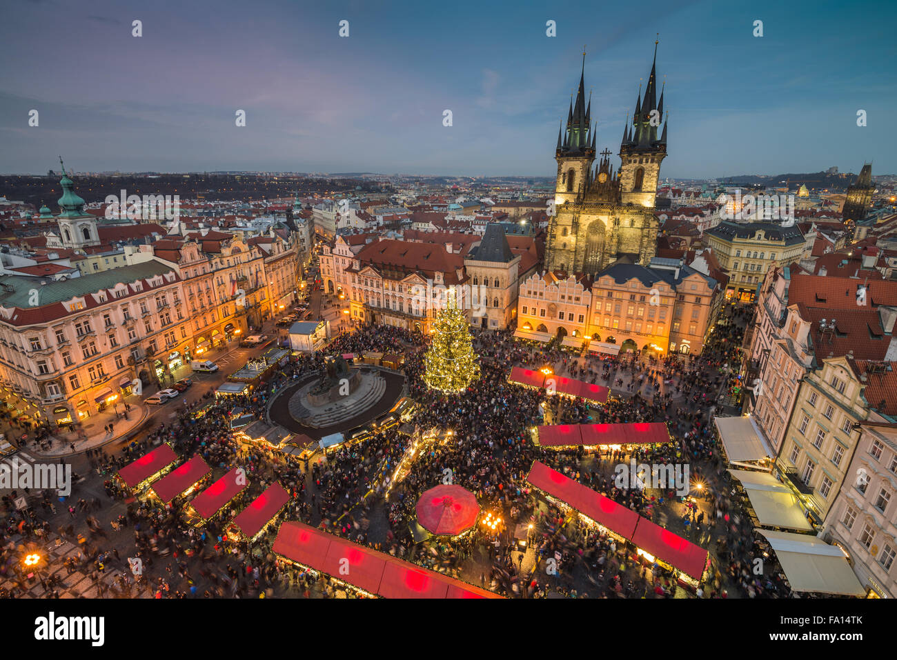 Marchés de Noël de la place de la vieille ville de Prague. Vue panoramique de la tour, Prague, République Tchèque Banque D'Images