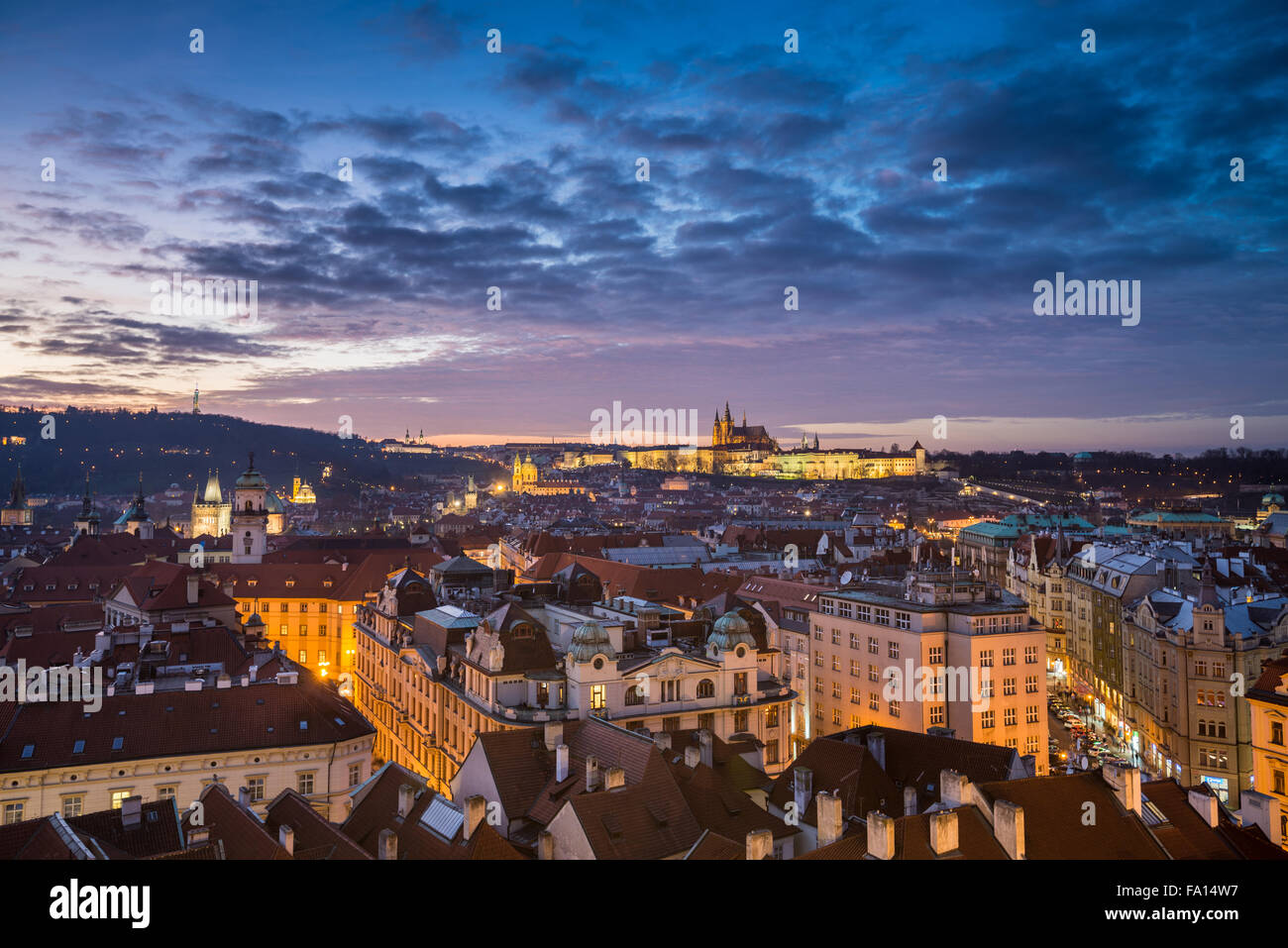 Marchés de Noël de la place de la vieille ville de Prague. Vue panoramique de la tour, Prague, République Tchèque Banque D'Images