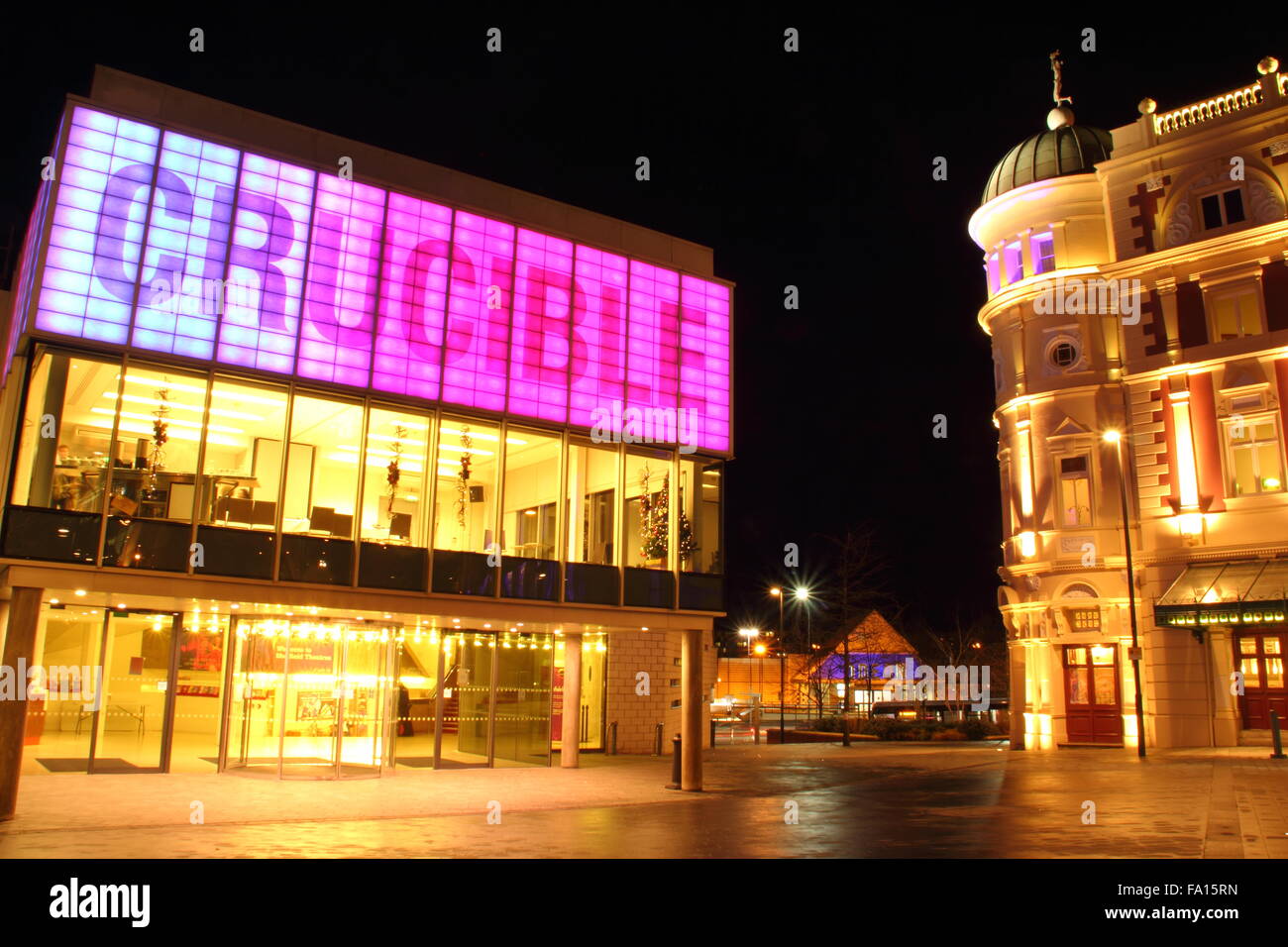 Le théâtre Crucible (l) et le Lyceum Theatre (r) du centre-ville de Sheffield, Yorkshire Angleterre Royaume-uni - hiver, nuit 2015 Banque D'Images