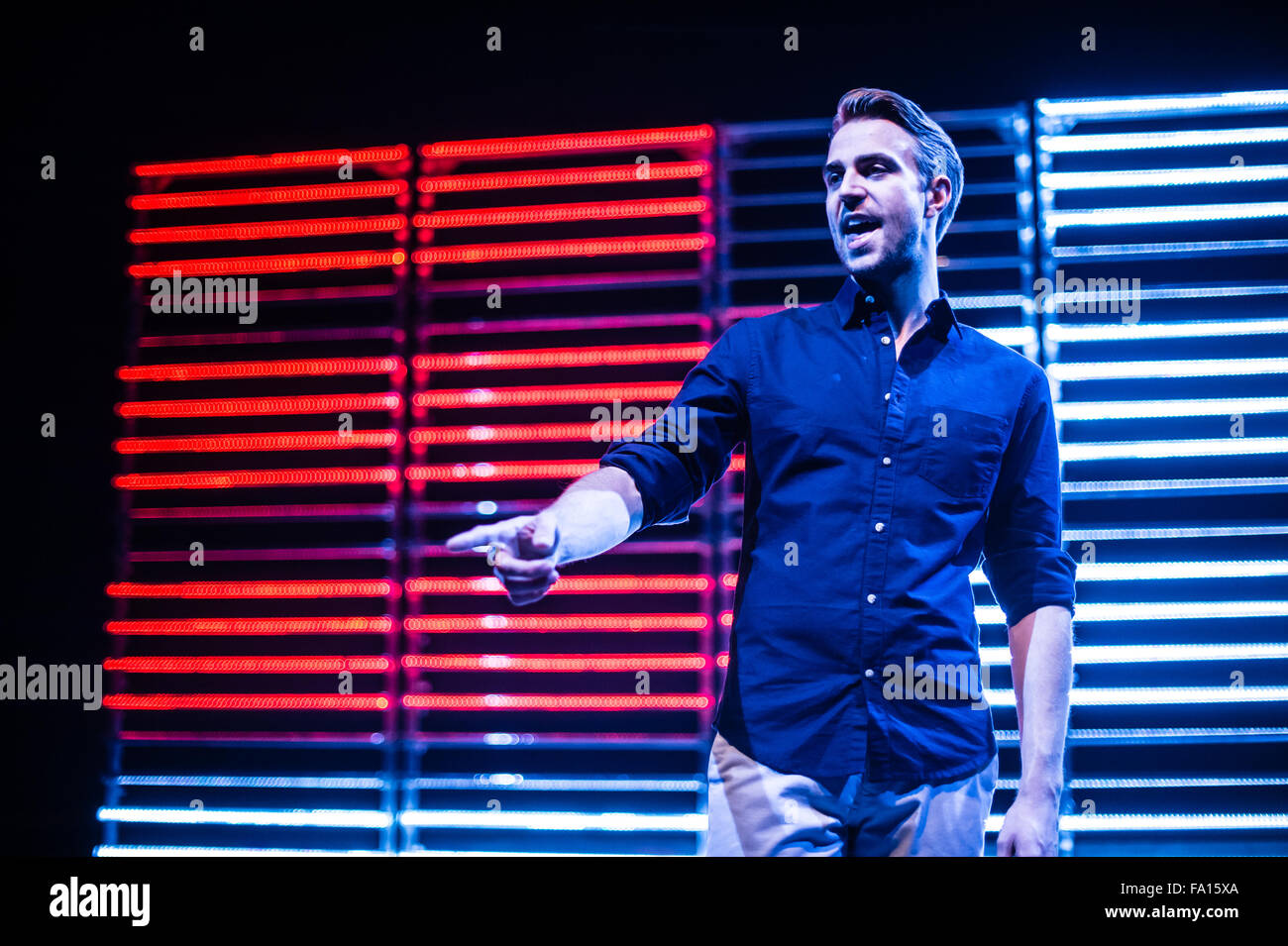 'Samedi soir Forever' par Roger Williams. Un one-man jeu en solo gay à Cardiff au Pays de Galles. Réalisé par Kate Wasserberg. Réalisé par Thomas Delme. Novembre 2015 Banque D'Images