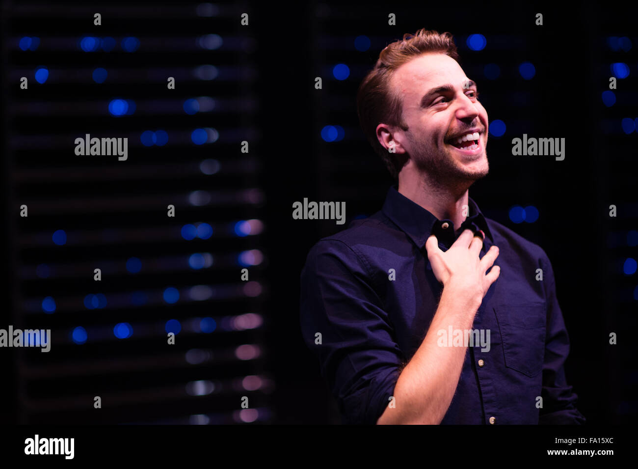 'Samedi soir Forever' par Roger Williams. Un one-man jeu en solo gay à Cardiff au Pays de Galles. Réalisé par Kate Wasserberg. Réalisé par Thomas Delme. Novembre 2015 Banque D'Images