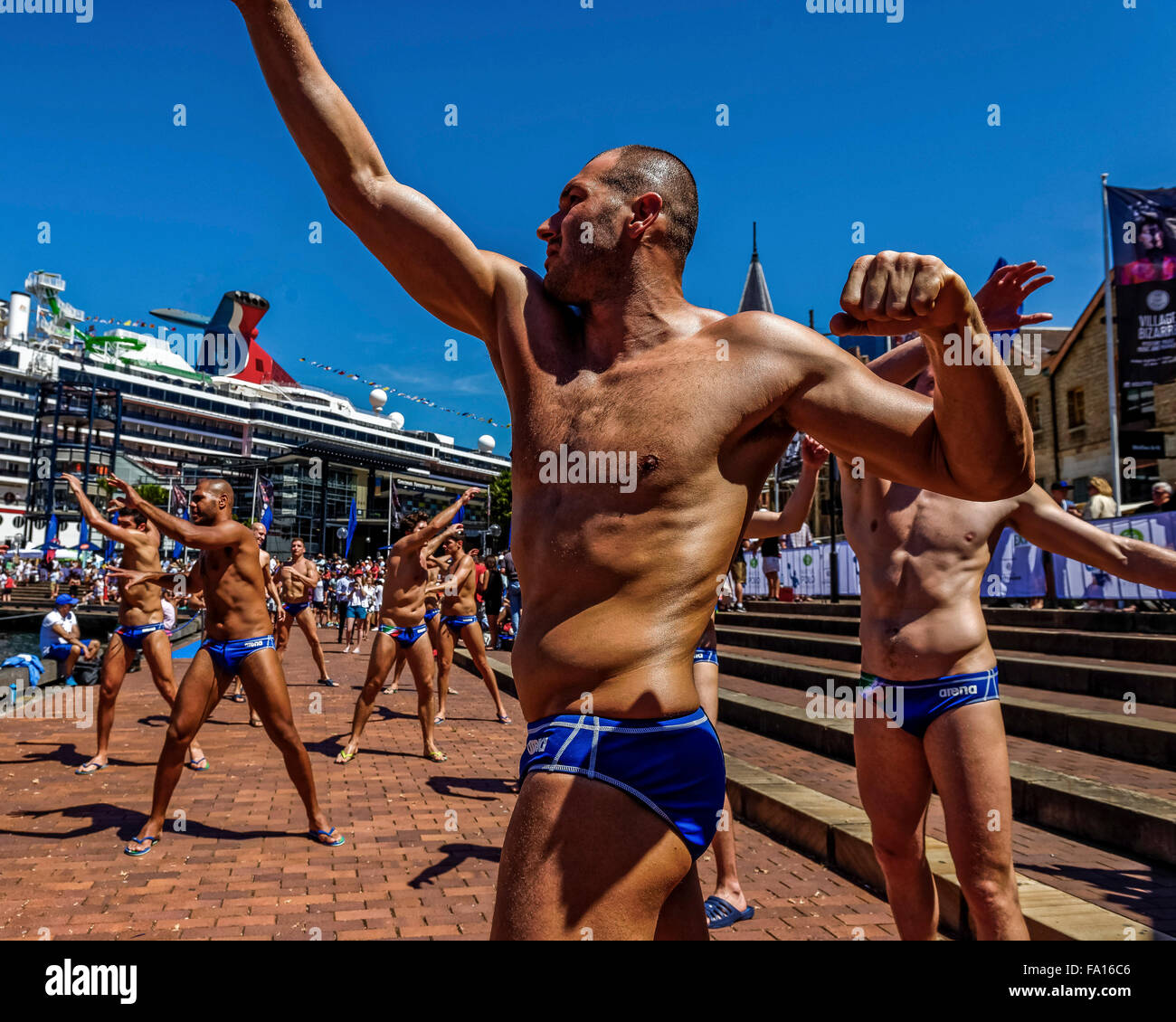 15.12.2015. L'équipe nationale italienne préchauffer avant l'Australie contre l'Italie Mens International Water Polo à Campbell's Cove à Sydney, Australie. Banque D'Images