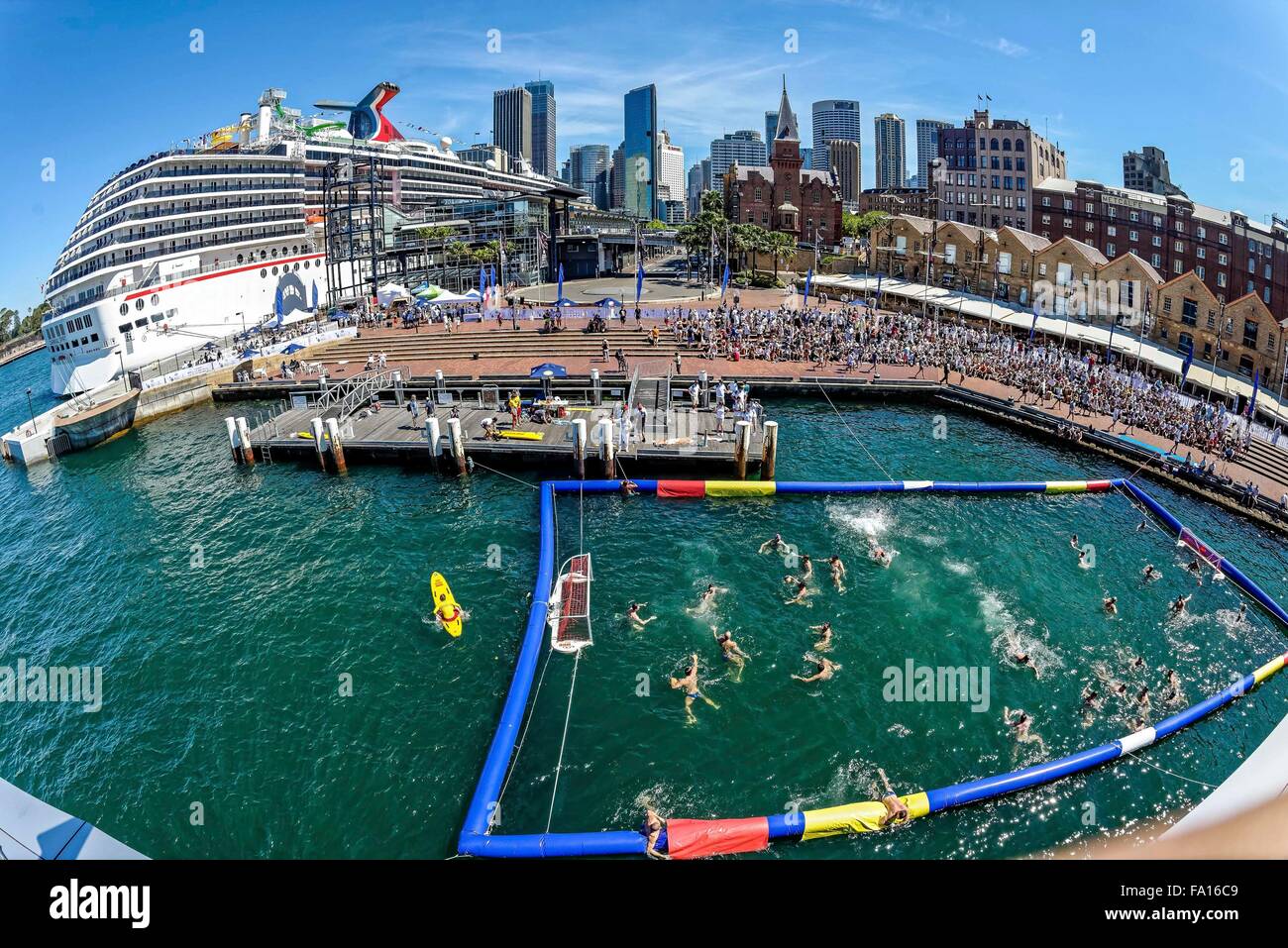 15.12.2015. Fisheye vue de la piscine à partir de l'affichage de navire au cours de l'Italie contre l'Australie Mens International Water Polo à Campbell's Cove à Sydney, Australie. Banque D'Images