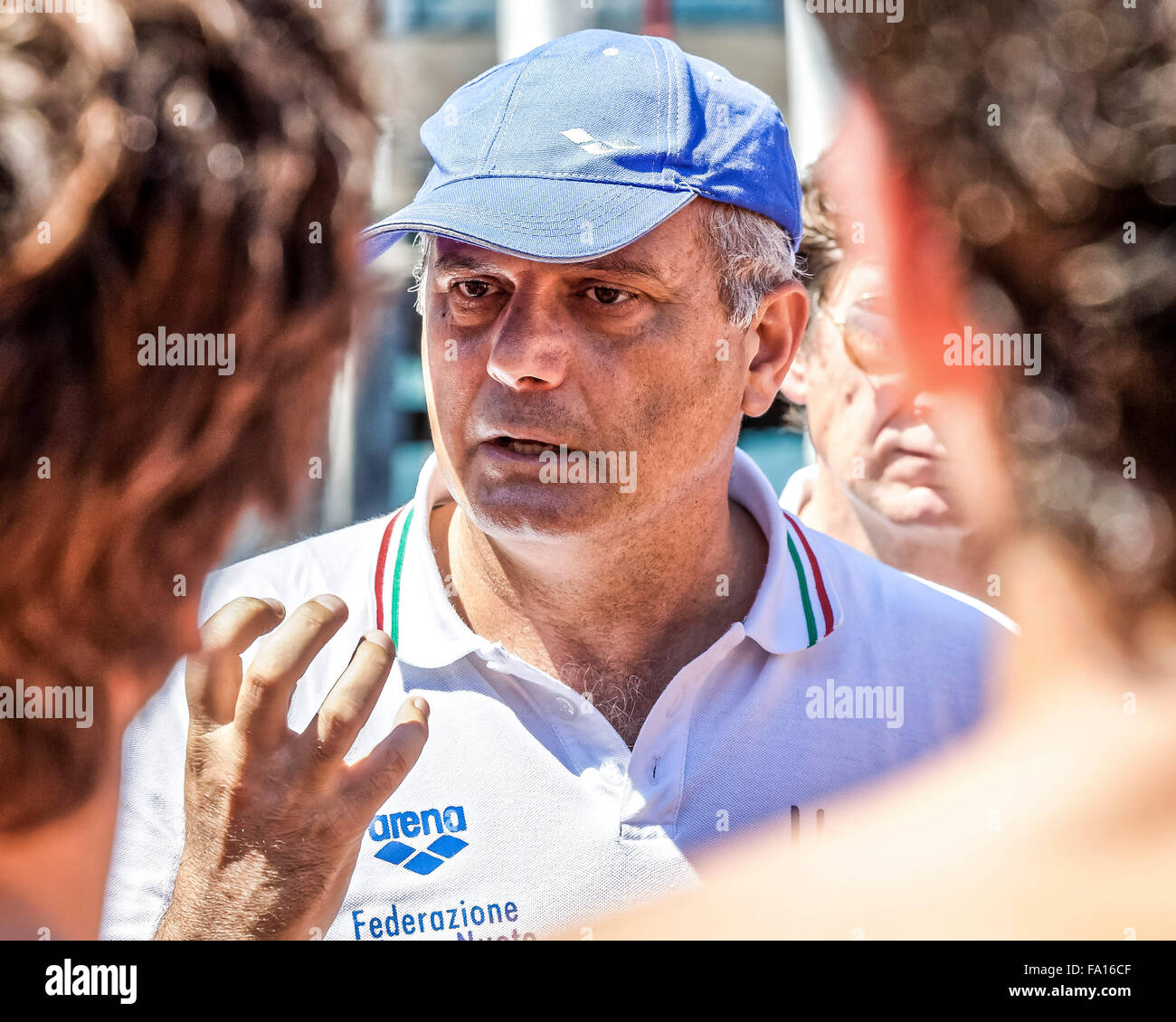 15.12.2015. L'entraîneur-chef italien Allessandro, Campagna parle aux joueurs avant le début de l'Italie contre l'Australie Mens International Water Polo à Campbell's Cove à Sydney, Australie. Banque D'Images