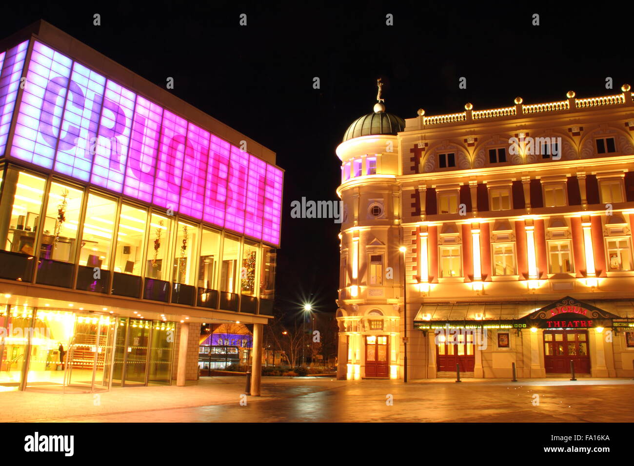Le théâtre Crucible (l) et le Lyceum Theatre (r) du centre-ville de Sheffield, Yorkshire, Angleterre Royaume-uni Banque D'Images