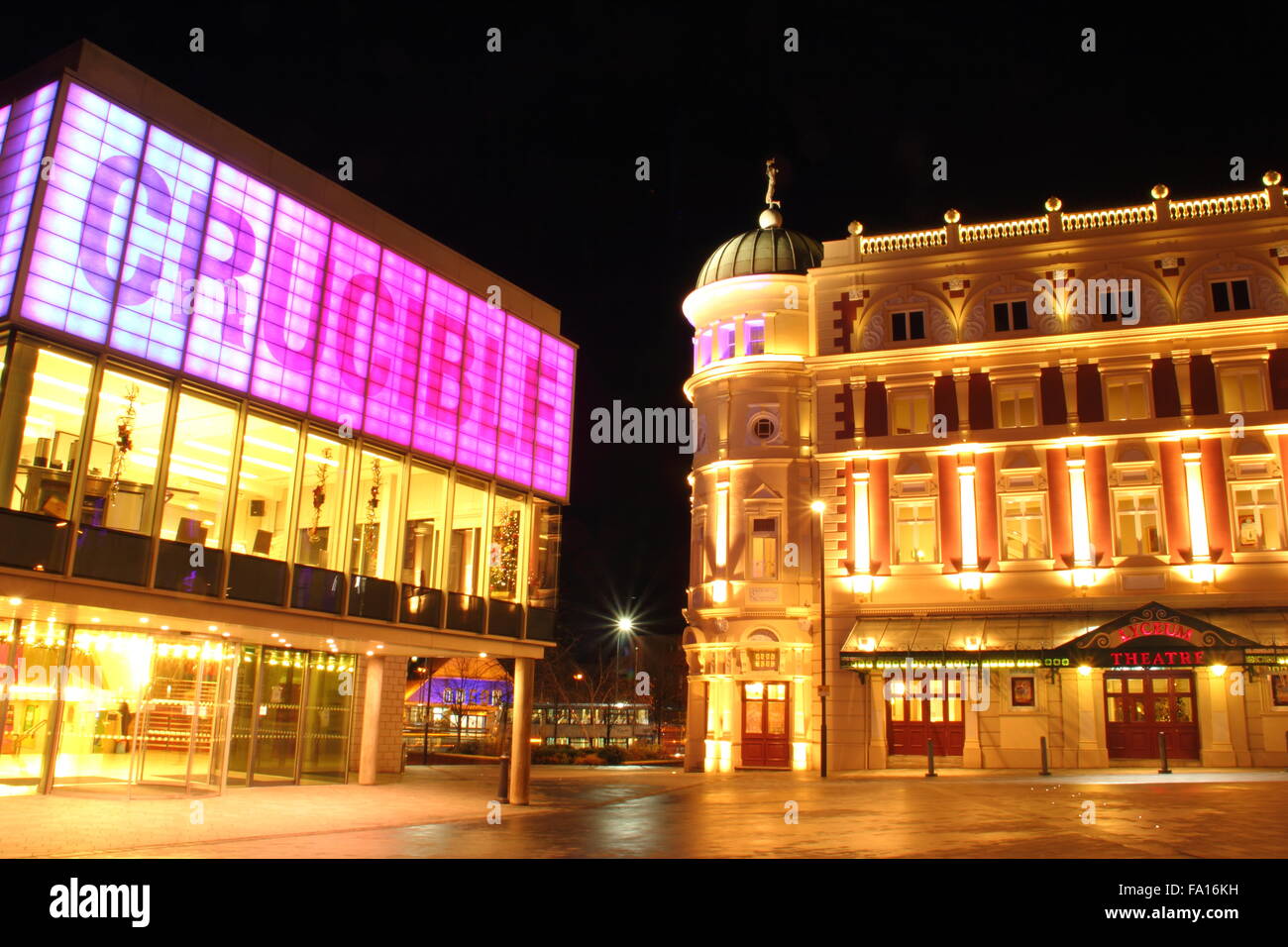 Le théâtre Crucible (l) et le Lyceum Theatre (r) du centre-ville de Sheffield, Yorkshire Angleterre Royaume-uni - hiver, nuit 2015 Banque D'Images
