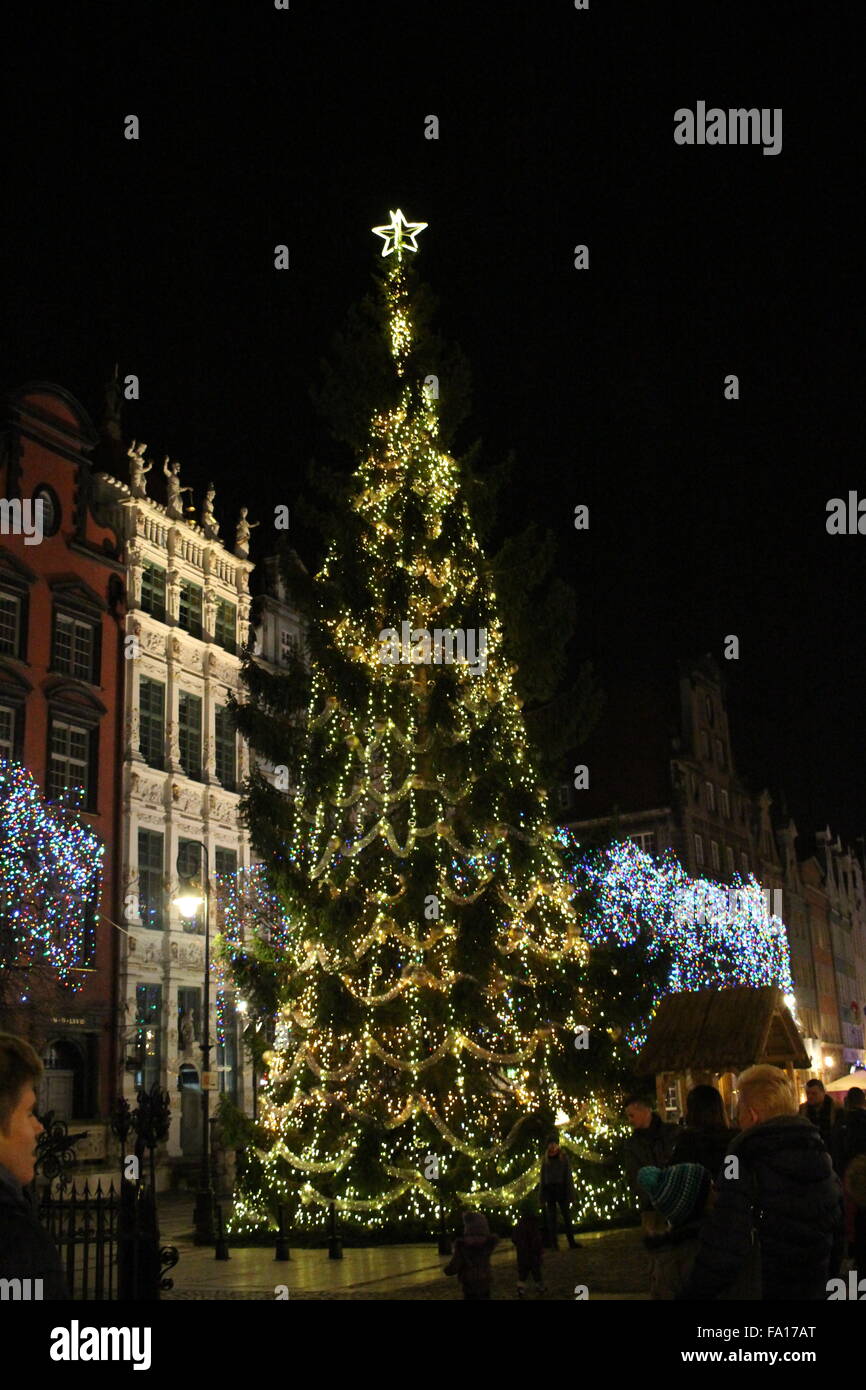 Gdansk, Pologne 19th, 2015 Décembre températures plus chaudes avec des températures supérieures à 10 degrés Celsius, a incité de nombreux habitants de Gdansk pour soirée promenades à travers la vieille ville engloutie de Noël. Noël en Pologne est la plus importante fête catholique, fête commence par une messe solennelle la veille de Noël le 24 décembre. Banque D'Images