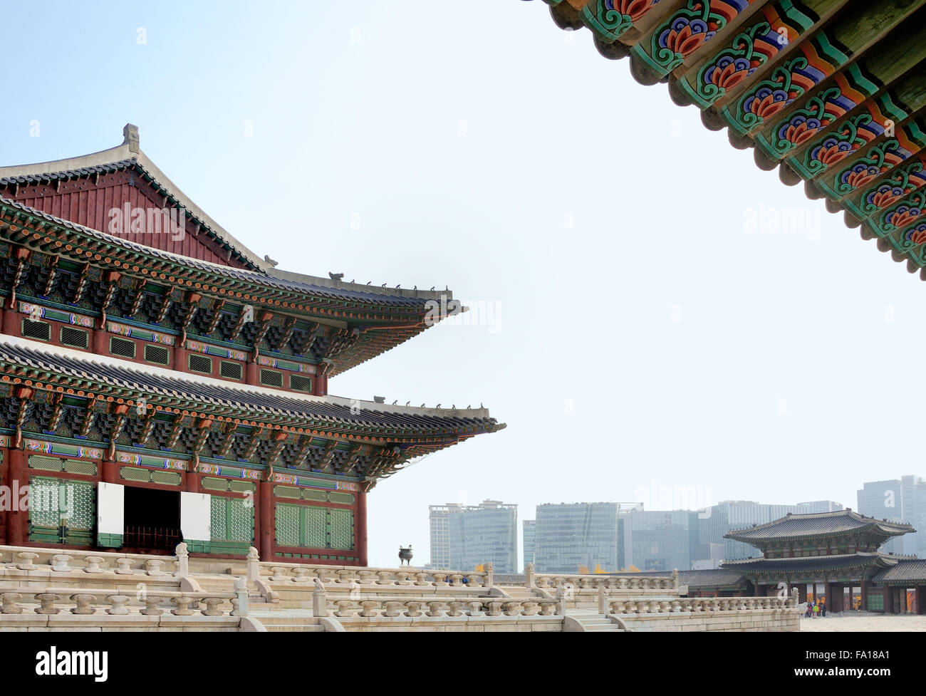 Geunjeongjeon en bâtiment Gyeongbokgung Palace avec l'atb l'arrière-plan des bureaux à midtown Seoul Banque D'Images