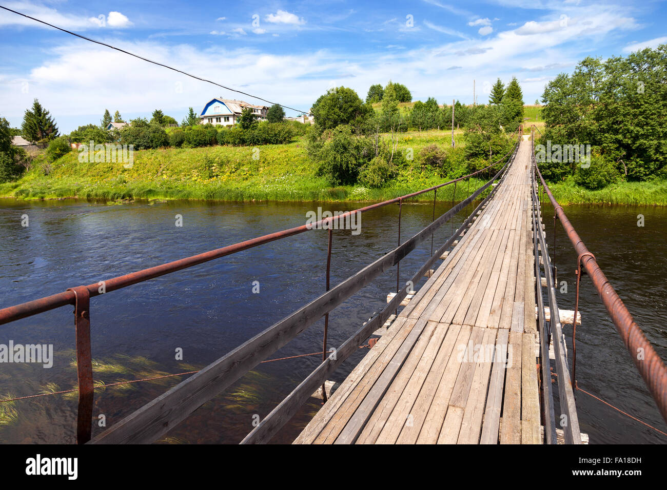 Pont suspendu sur la rivière Msta, région de Novgorod, Russie Banque D'Images