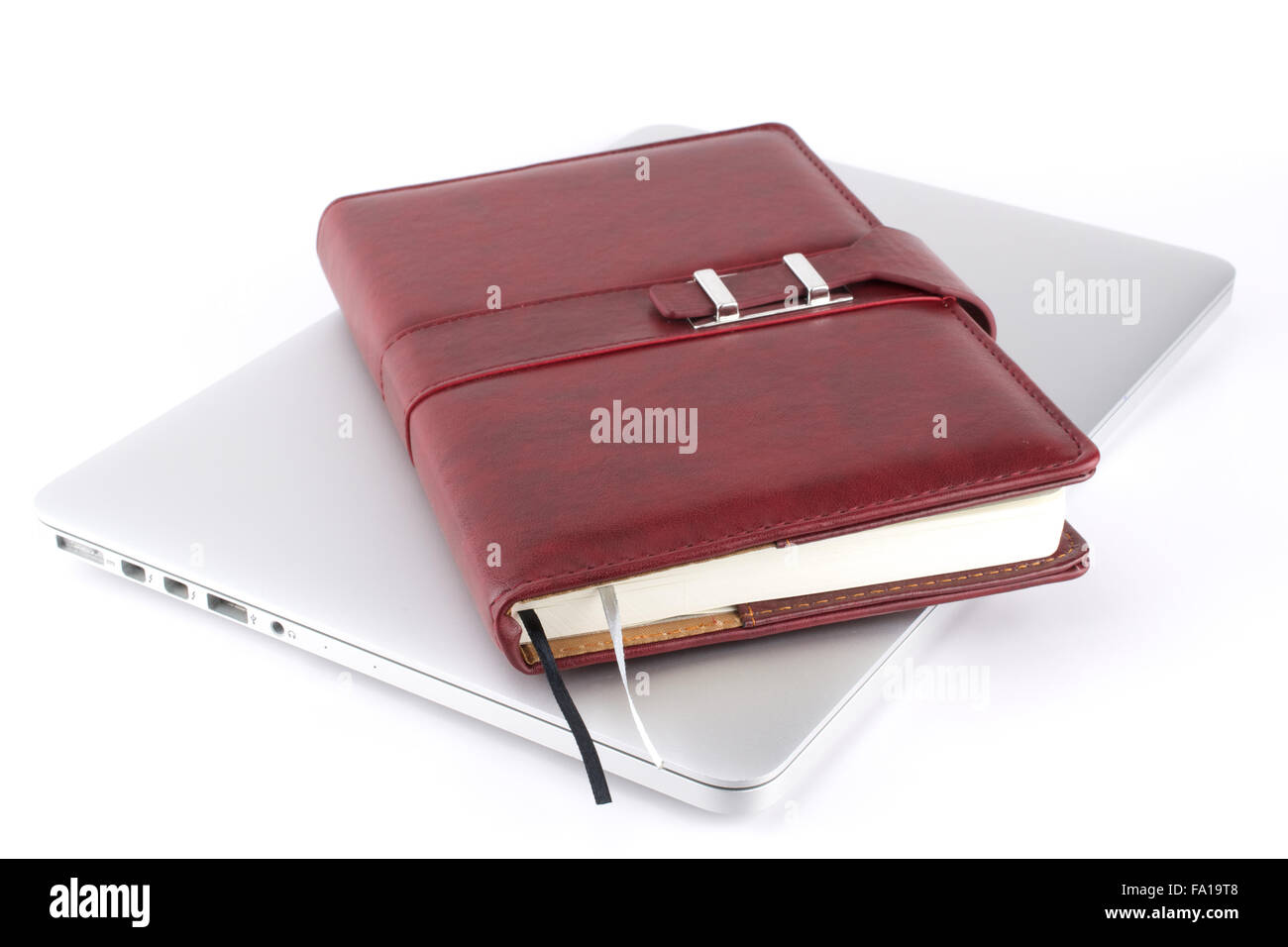 L'ordinateur portable en cuir brun sur un ordinateur portable Banque D'Images