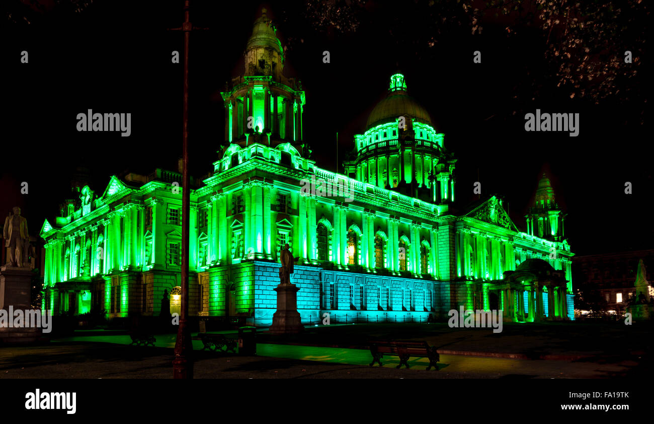 Belfast City Hall allumé vert pour les réalisations de football irlandais Banque D'Images