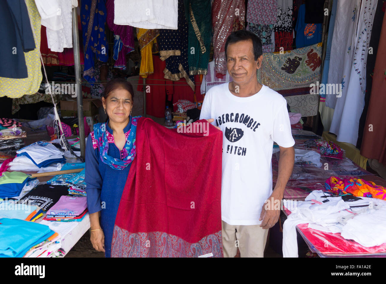 Un couple local la vente de vêtements aux marché textile à Goodlands dans le nord de l'Ile Maurice Banque D'Images