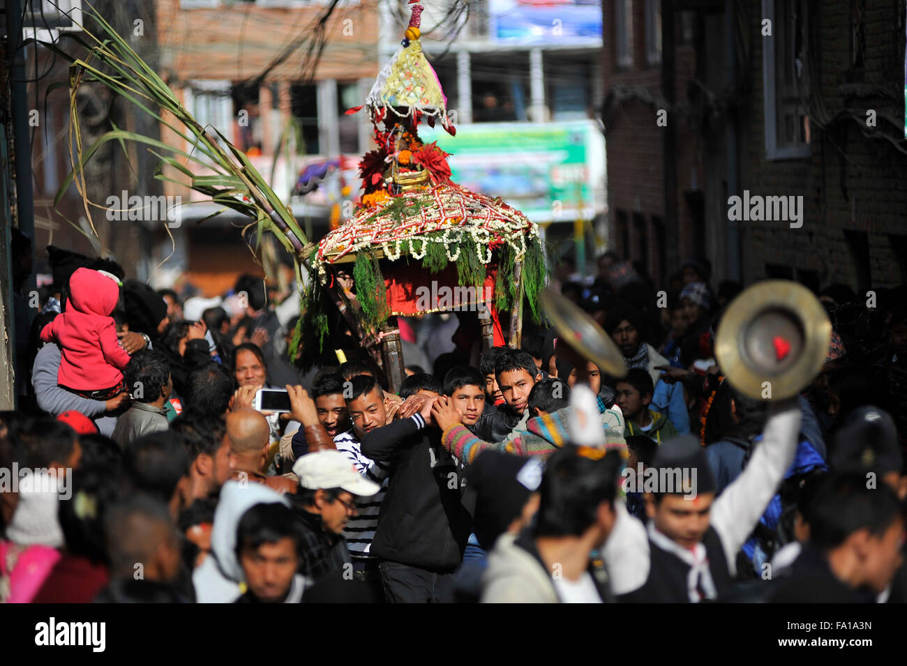 Katmandou, Népal. Dec 19, 2015. Les dévots népalais transportant le char de déesse Bishnudevi Bishnudevi au cours de la célébration de Jatra/Festival. C'est la partie de la célèbre "Saat Gaule Jatra" célébrée chaque année marquant l'arrivée de l'hiver. Jatras et festivals font partie de la vie de communauté Newar. © Narayan Maharjan/Pacific Press/Alamy Live News Banque D'Images