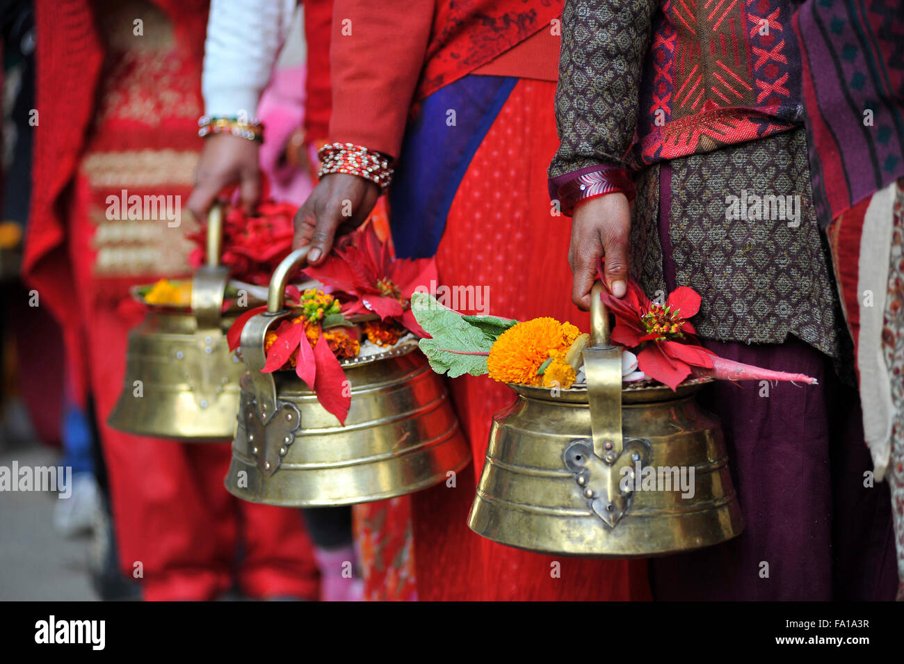 Katmandou, Népal. Dec 19, 2015. Les dévots népalais newari dans une tenue traditionnelle tradition comptable pots en métal bronze durant la célébration de l'Bishnudevi Jatra/Festival. C'est la partie de la célèbre "Saat Gaule Jatra" célébrée chaque année marquant l'arrivée de l'hiver. Jatras et festivals font partie de la vie de communauté Newar. © Narayan Maharjan/Pacific Press/Alamy Live News Banque D'Images