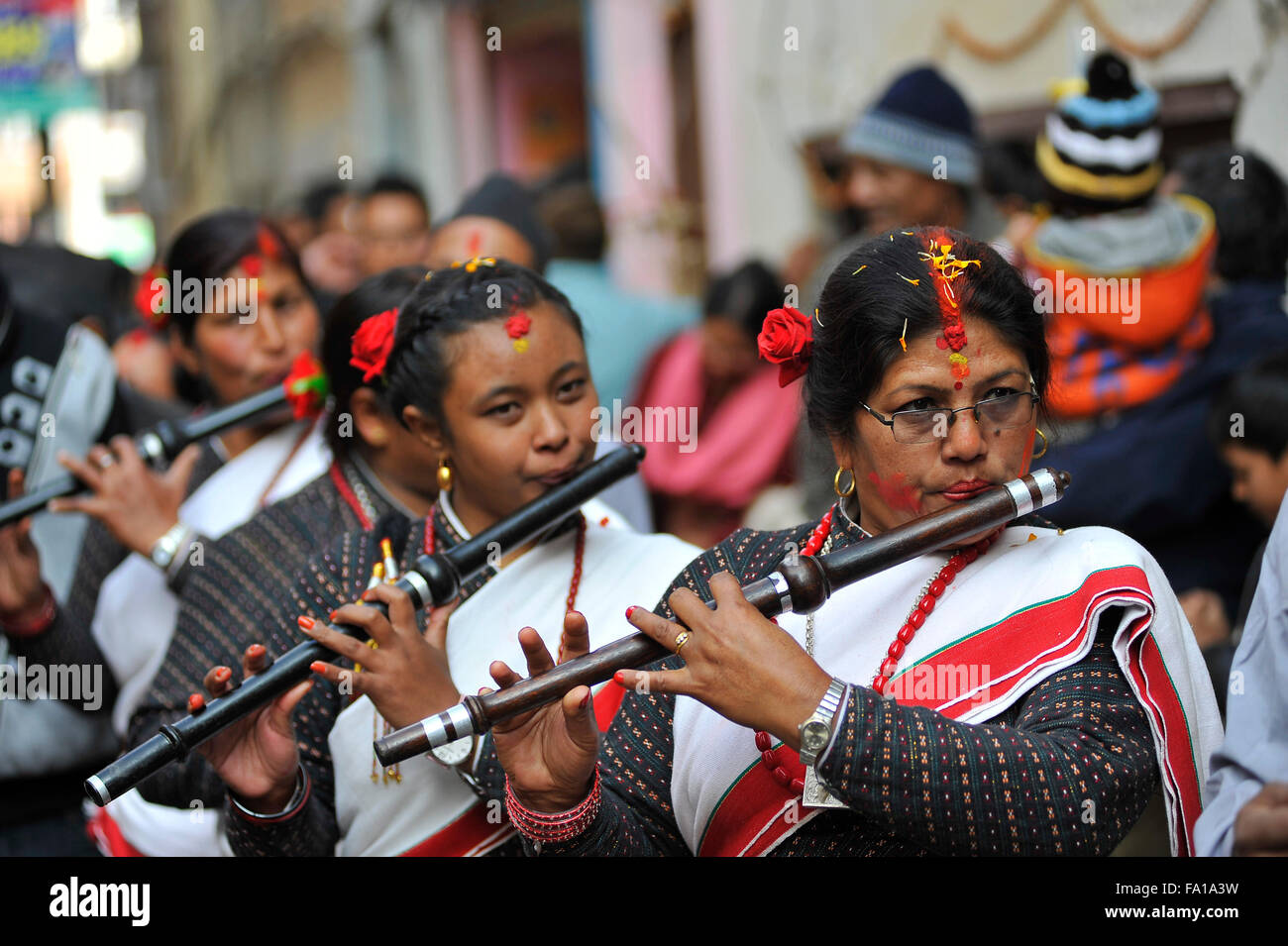 Katmandou, Népal. Dec 19, 2015. Les dévots népalais traditionnel jeu flûtes durant la célébration de l'Bishnudevi Jatra/Festival. C'est la partie de la célèbre "Saat Gaule Jatra" célébrée chaque année marquant l'arrivée de l'hiver. Jatras et festivals font partie de la vie de communauté Newar. © Narayan Maharjan/Pacific Press/Alamy Live News Banque D'Images