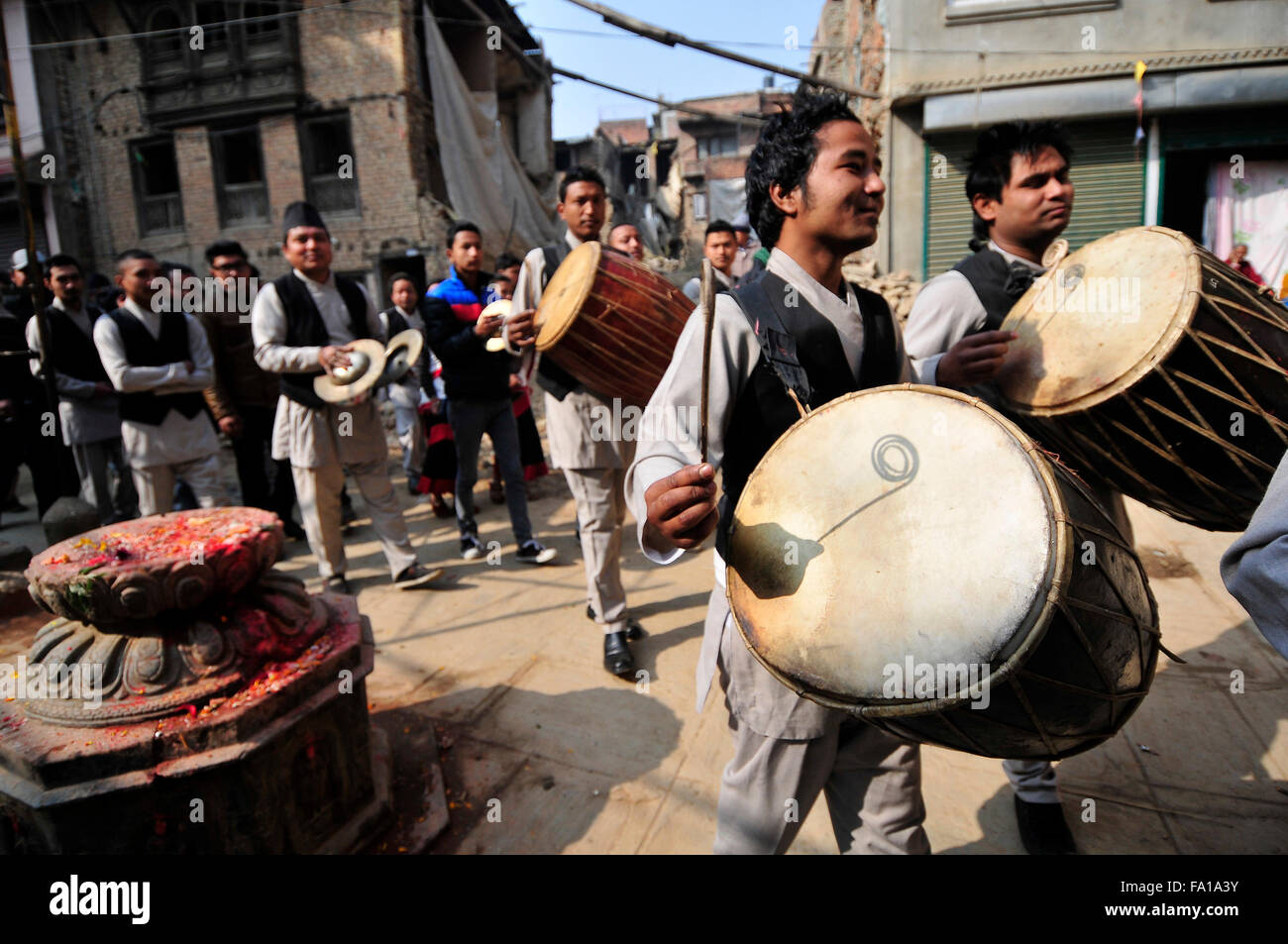 Katmandou, Népal. Dec 19, 2015. Les dévots népalais jouant tambours traditionnels et d'instruments durant la célébration de l'Bishnudevi Jatra/Festival. C'est la partie de la célèbre "Saat Gaule Jatra" célébrée chaque année marquant l'arrivée de l'hiver. Jatras et festivals font partie de la vie de communauté Newar. © Narayan Maharjan/Pacific Press/Alamy Live News Banque D'Images