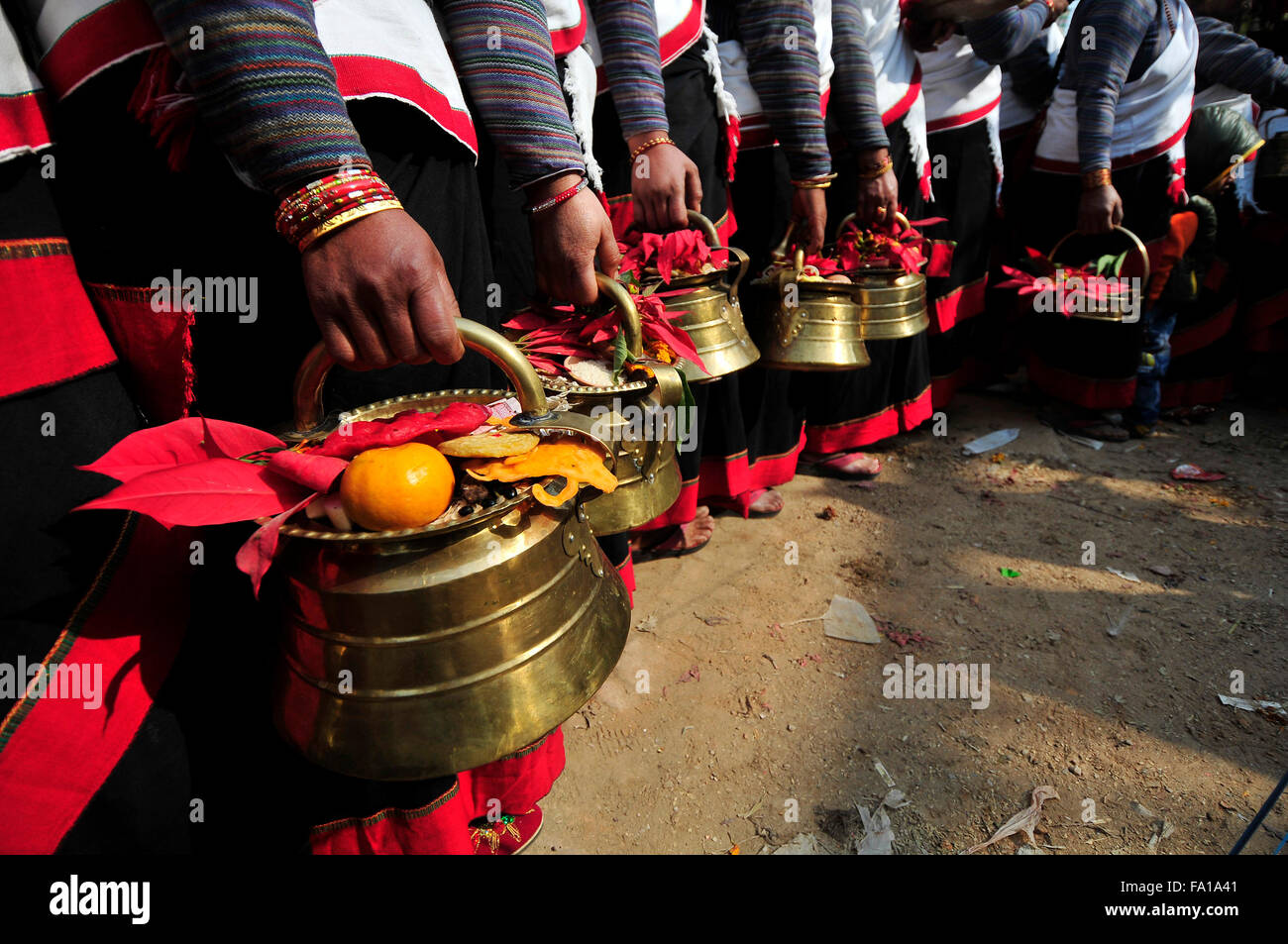 Katmandou, Népal. Dec 19, 2015. Les dévots népalais newari dans une tenue traditionnelle tradition comptable pots en métal bronze durant la célébration de l'Bishnudevi Jatra/Festival. C'est la partie de la célèbre "Saat Gaule Jatra" célébrée chaque année marquant l'arrivée de l'hiver. Jatras et festivals font partie de la vie de communauté Newar. © Narayan Maharjan/Pacific Press/Alamy Live News Banque D'Images