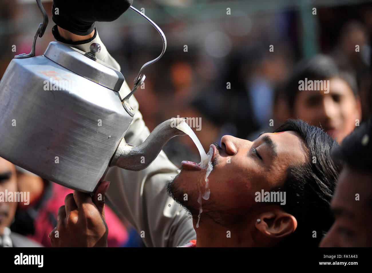 Katmandou, Népal. Dec 19, 2015. Consacrer népalaise traditionnelle bière potable du riz local au cours de la célébration de l'Bishnudevi Jatra/Festival. C'est la partie de la célèbre "Saat Gaule Jatra" célébrée chaque année marquant l'arrivée de l'hiver. Jatras et festivals font partie de la vie de communauté Newar. © Narayan Maharjan/Pacific Press/Alamy Live News Banque D'Images