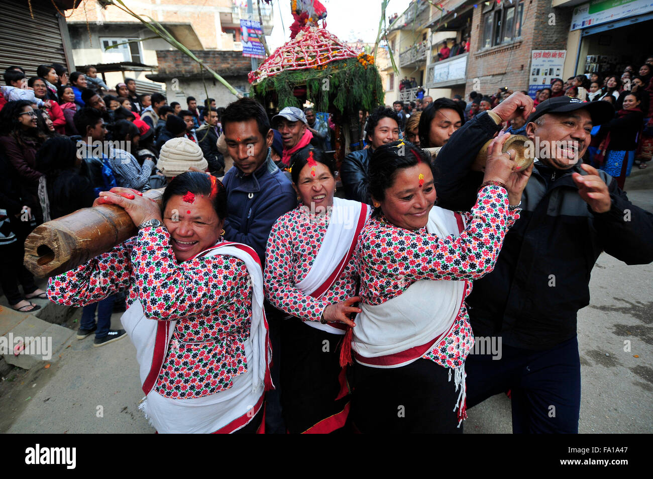 Katmandou, Népal. Dec 19, 2015. Les dévots népalais transportant le char de déesse Bishnudevi Bishnudevi au cours de la célébration de Jatra/Festival. C'est la partie de la célèbre "Saat Gaule Jatra" célébrée chaque année marquant l'arrivée de l'hiver. Jatras et festivals font partie de la vie de communauté Newar. © Narayan Maharjan/Pacific Press/Alamy Live News Banque D'Images