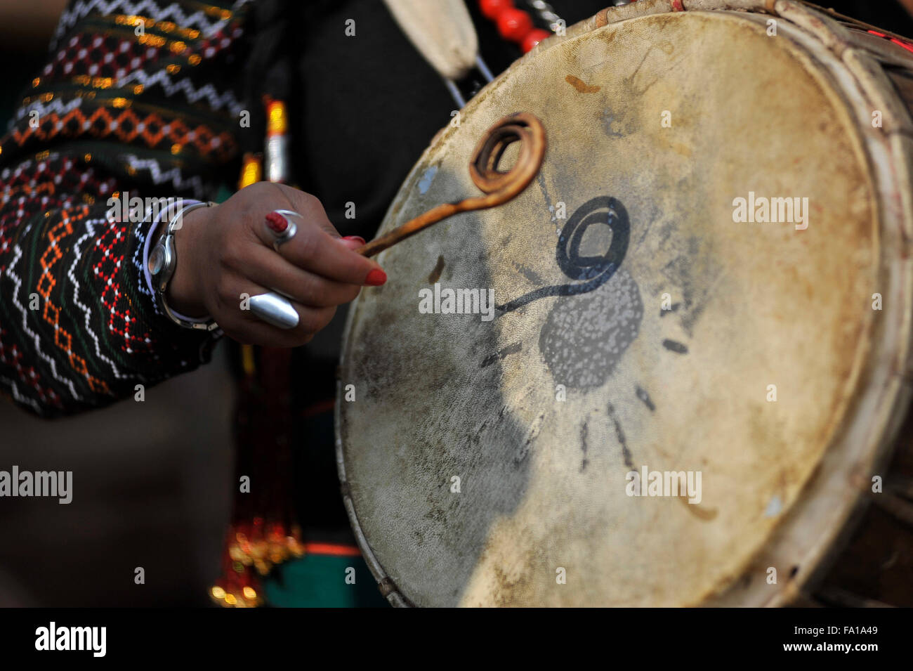 Katmandou, Népal. Dec 19, 2015. Les dévots népalais jouer percussions traditionnelles durant la célébration de l'Bishnudevi Jatra/Festival. C'est la partie de la célèbre "Saat Gaule Jatra" célébrée chaque année marquant l'arrivée de l'hiver. Jatras et festivals font partie de la vie de communauté Newar. © Narayan Maharjan/Pacific Press/Alamy Live News Banque D'Images
