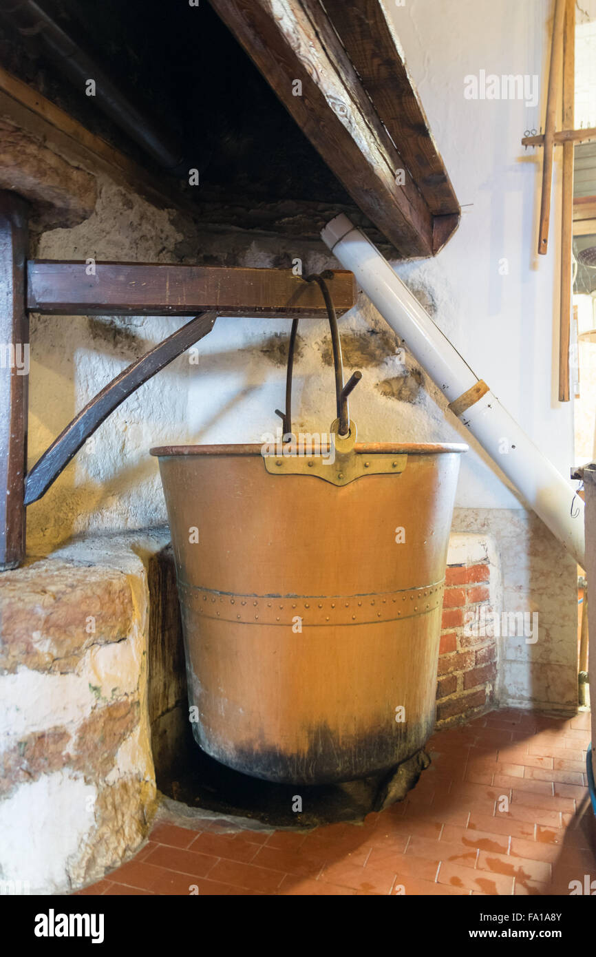 Marmite en cuivre sous lequel un feu est allumé, utilisé pour produire le fromage ricotta. Banque D'Images