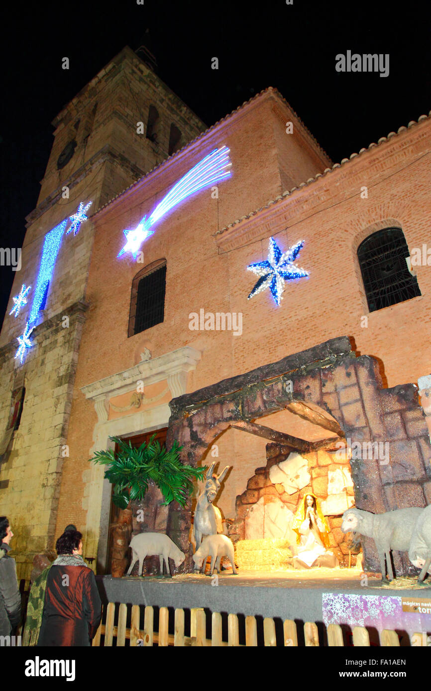 Torrejon de Ardoz, Espagne 19 décembre 2015 : une crèche grandeur nature ou belen sur la place principale à côté de l'église de Torrejon de Ardoz, une ville à environ 20 km de Madrid. Chaque année, la ville est richement décorée pour Noël avec des lumières et de la place principale, remplie d'attractions pour les enfants et les familles. Brunker Crédit : James/Alamy Live News Banque D'Images