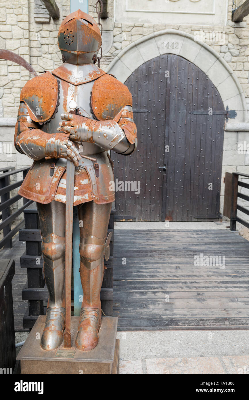 Armure médiévale en face de l'entrée d'un château. Banque D'Images